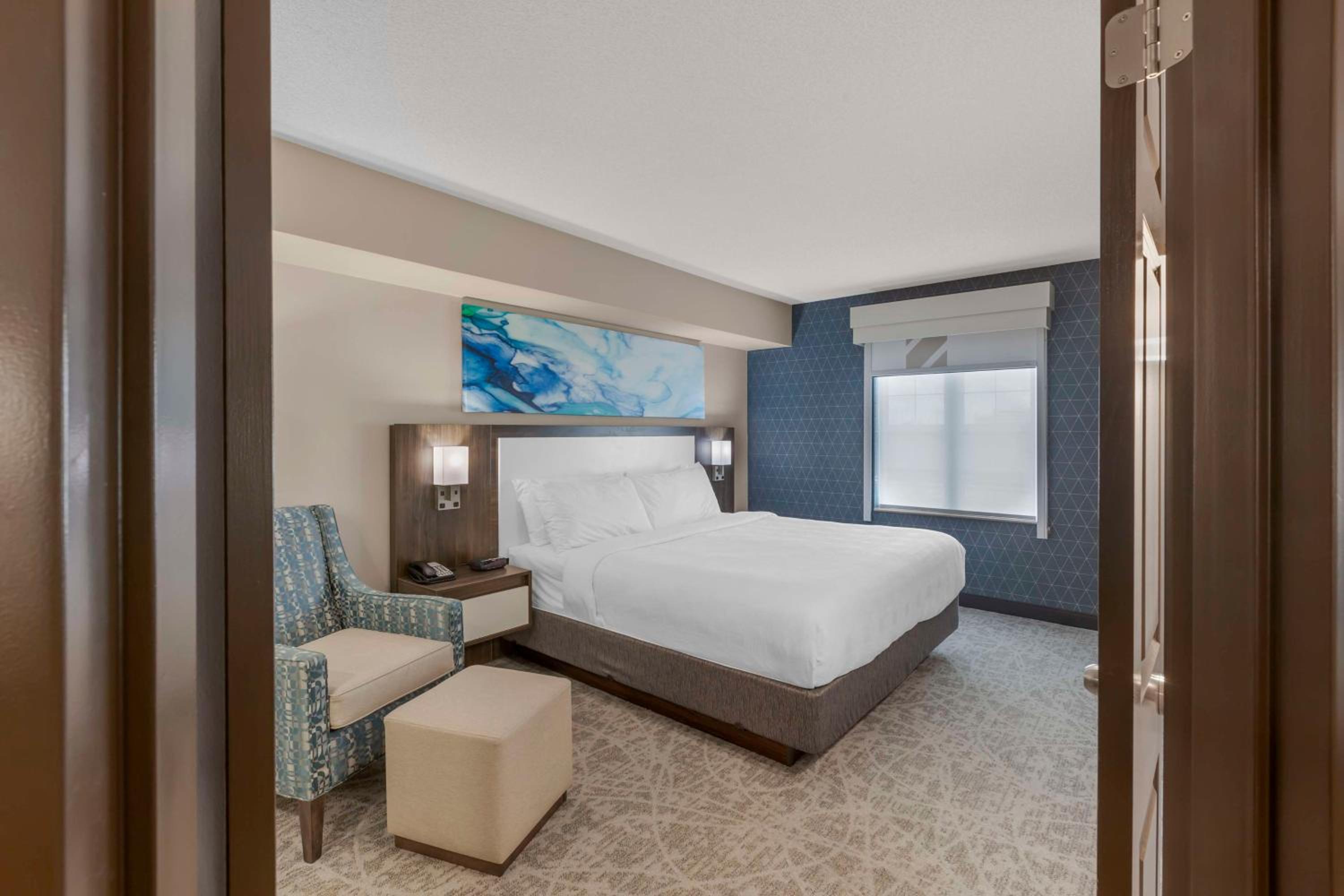 One-Bedroom King Suite with Sofa Bed - Photo 3