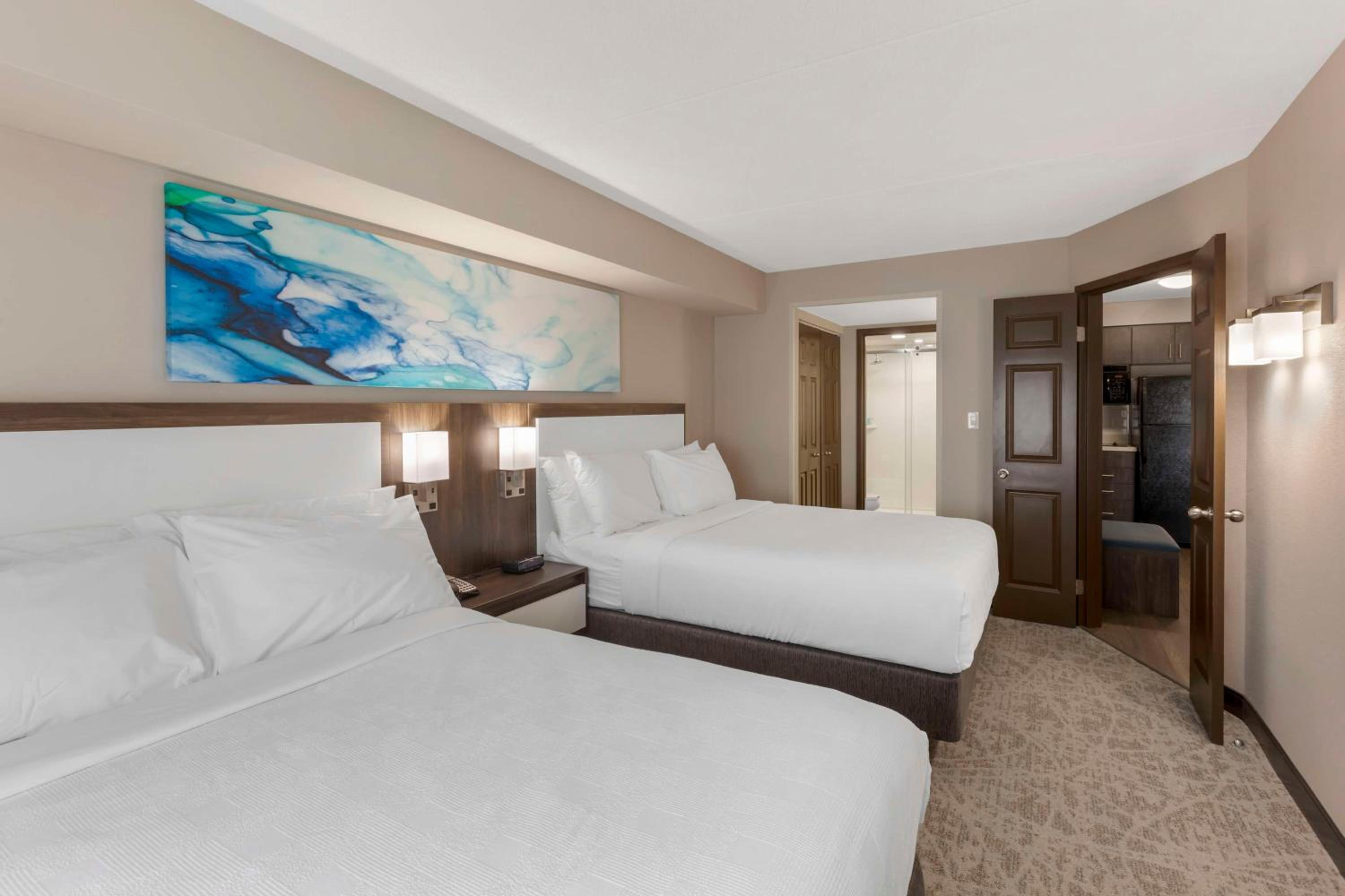 Queen Suite with Two Queen Beds - Photo 4