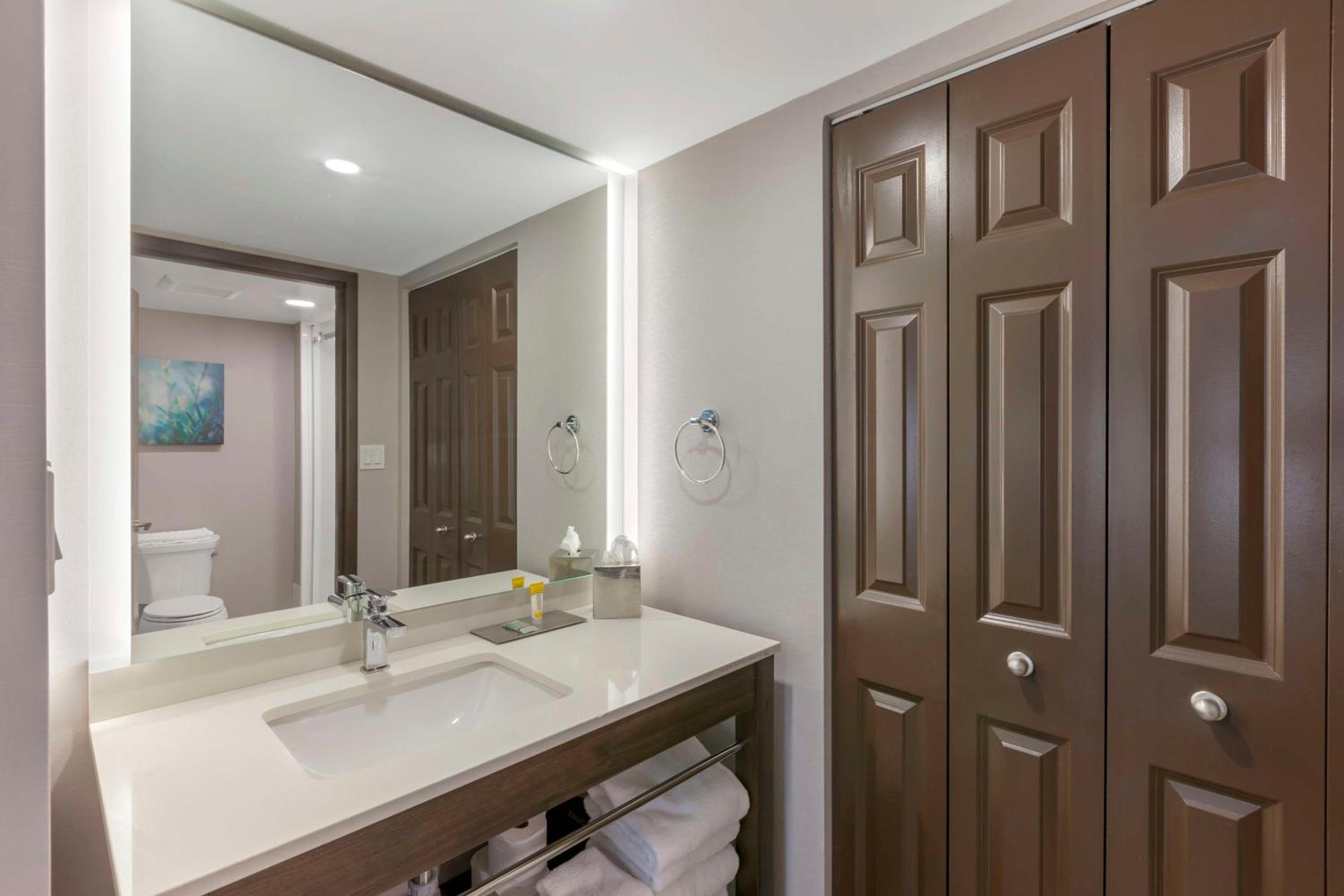 Queen Suite with Two Queen Beds and Sofa Bed - Photo 5
