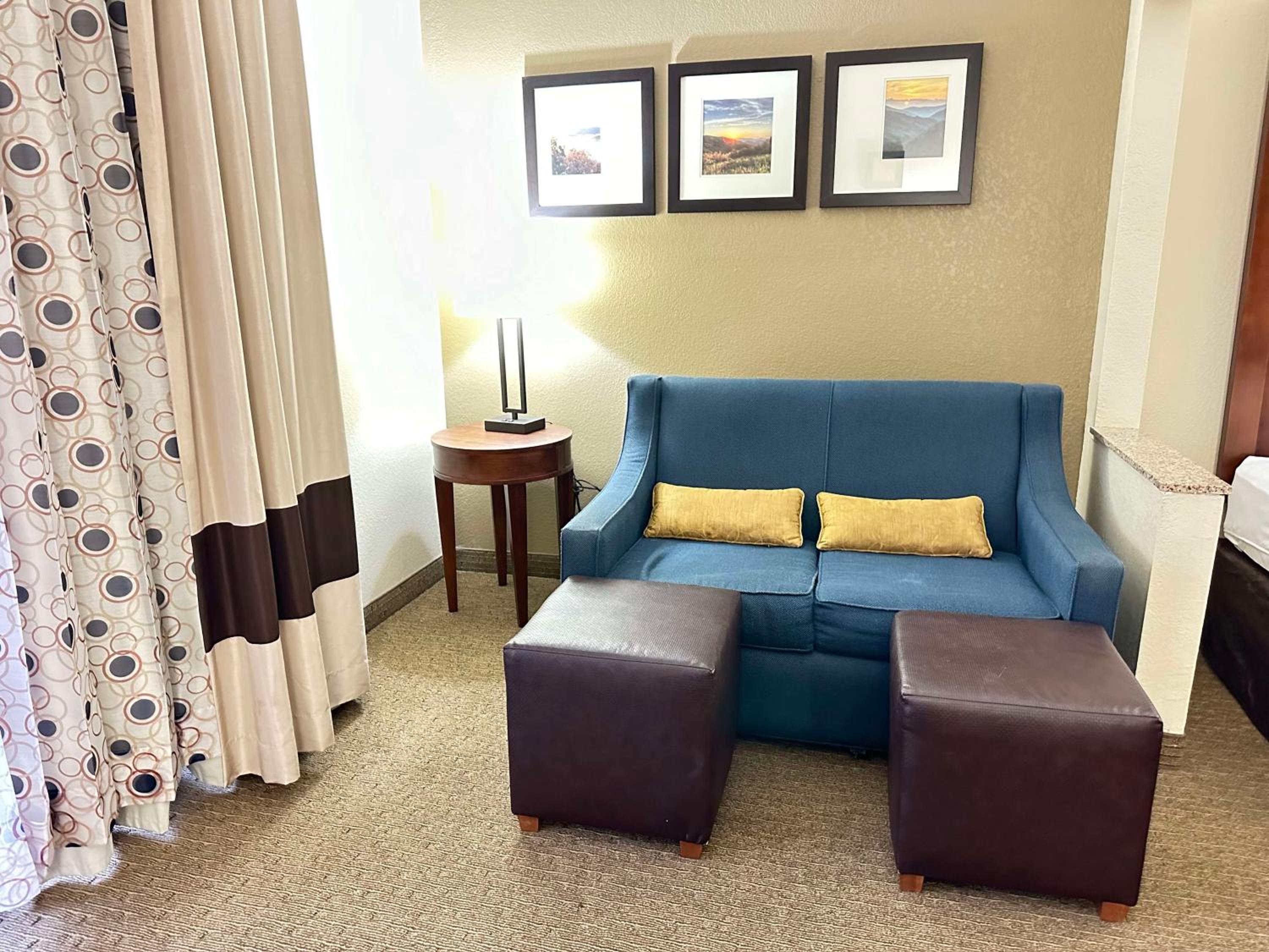 Queen Suite with Three Queen Beds and Sofa Bed - Non-Smoking photo 2