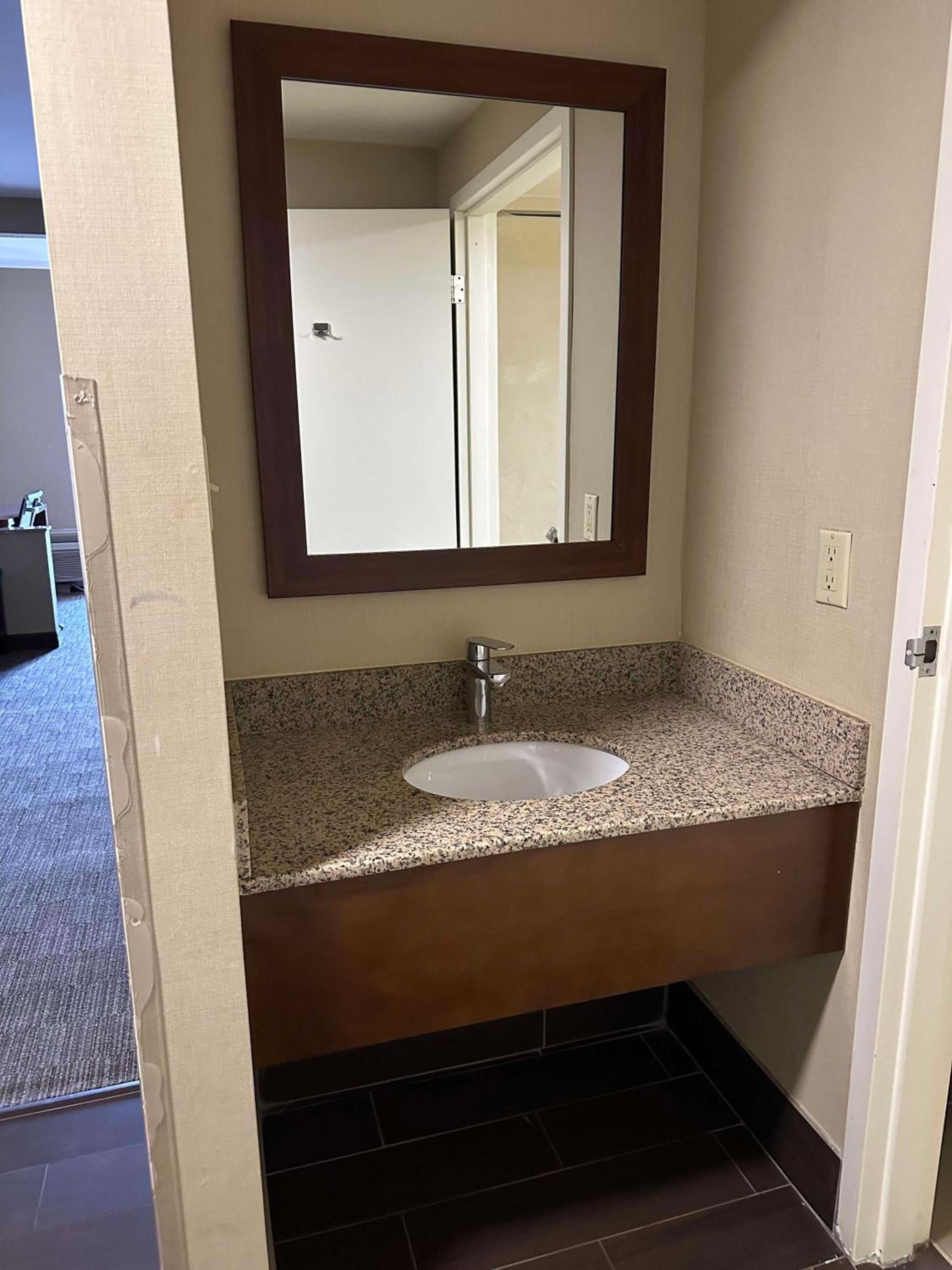 Queen Suite with Two Queen Beds and Sofa Bed - Wet Bar/Non-Smoking photo 3