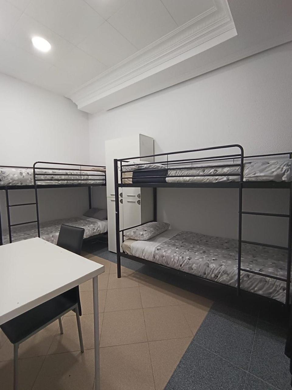 Cama en Habitación Compartida Femenina de 6 Camas