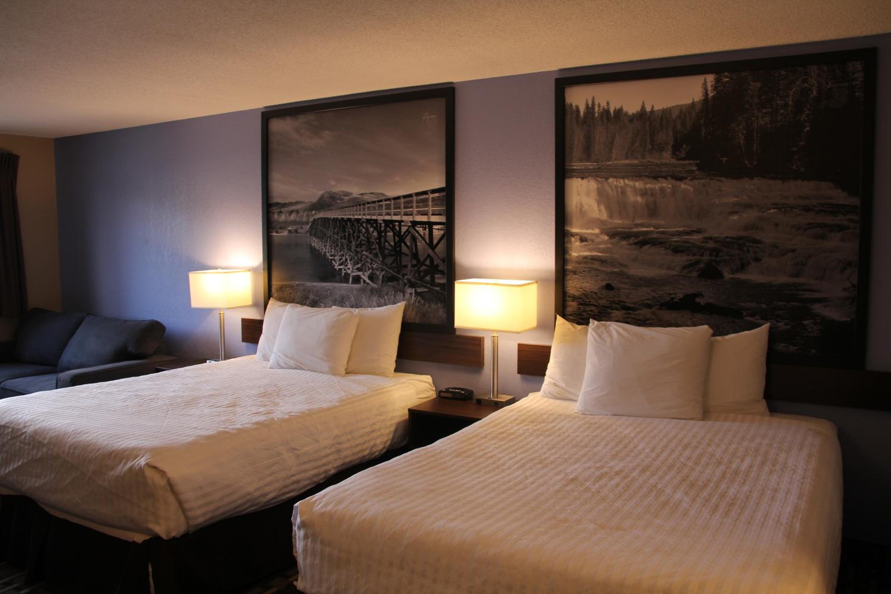 Queen Room with Two Queen Beds - Non-Smoking - Photo 10