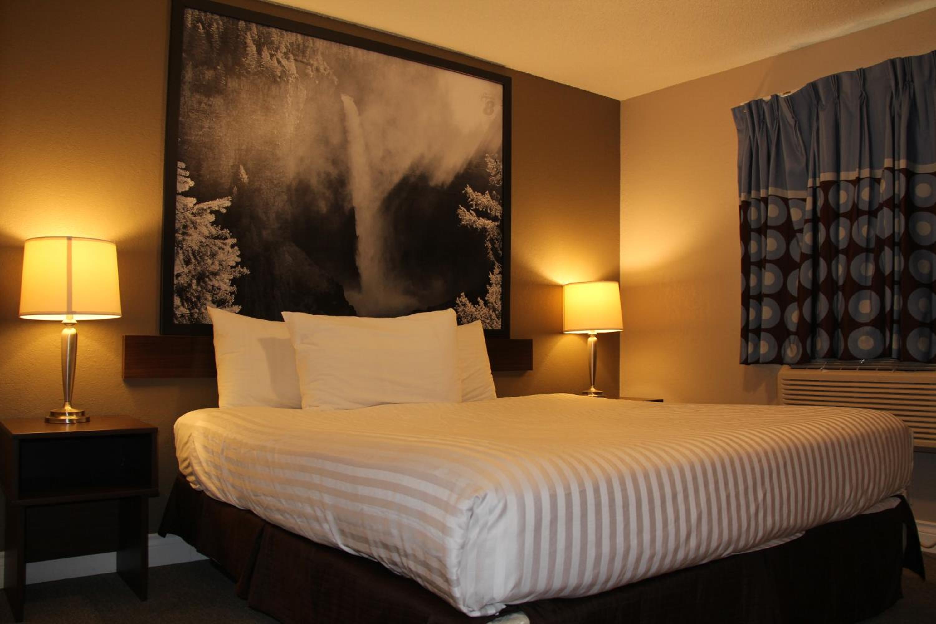 King Room - Non-Smoking - Photo 10