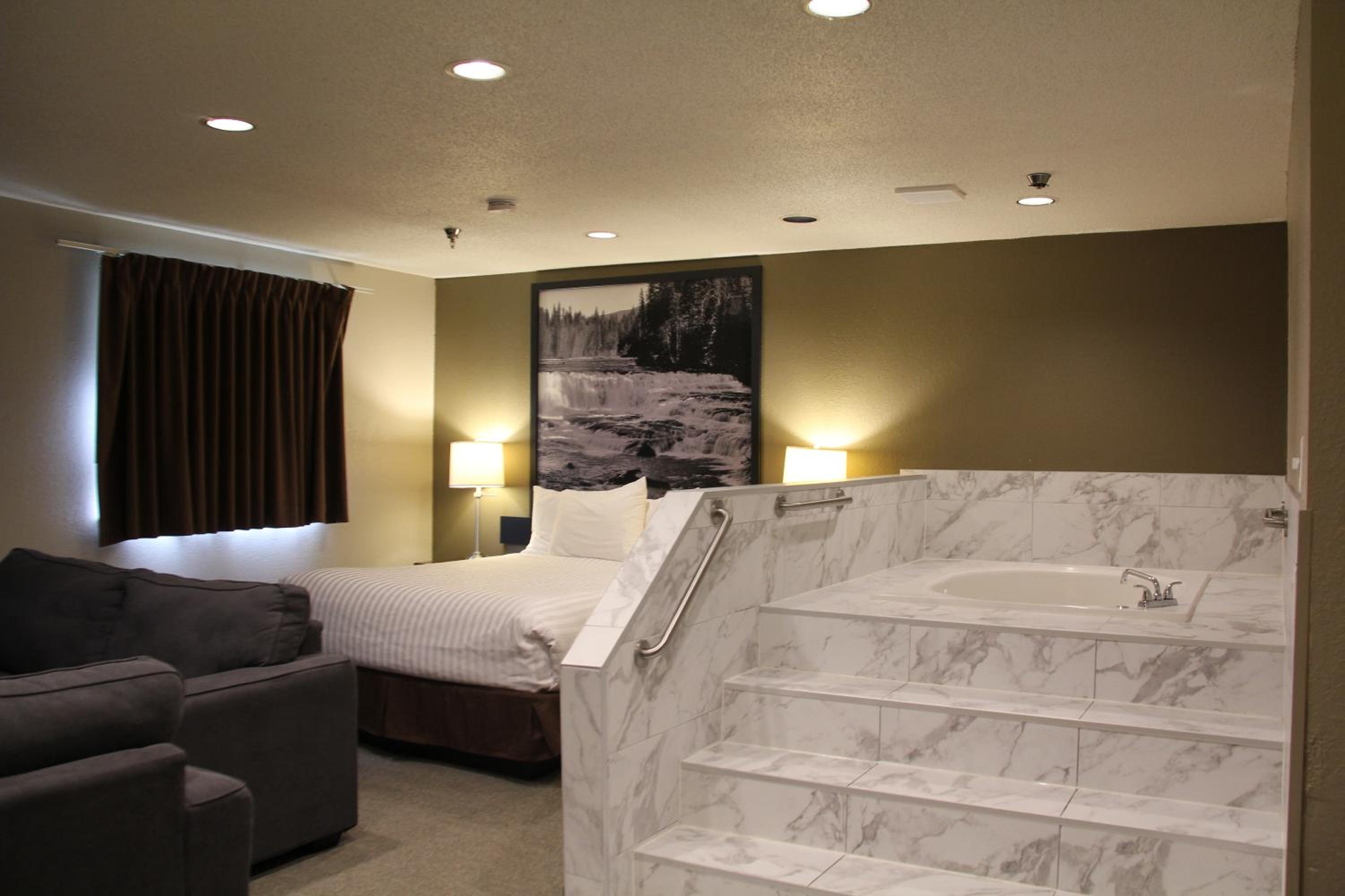 King Studio Suite with Hot Tub - Non-Smoking - Photo 5
