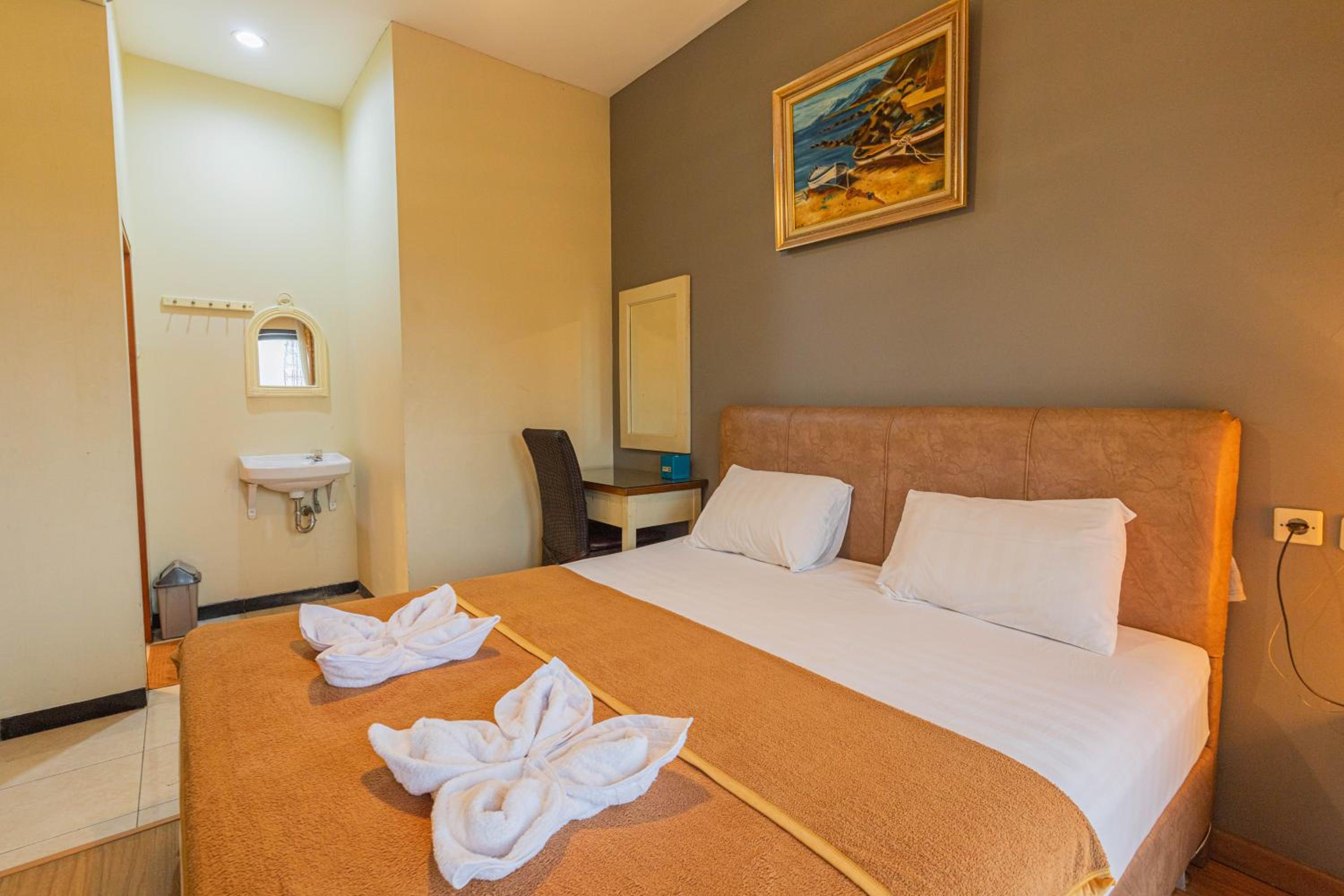 Standard Double or Twin Room - Photo 10