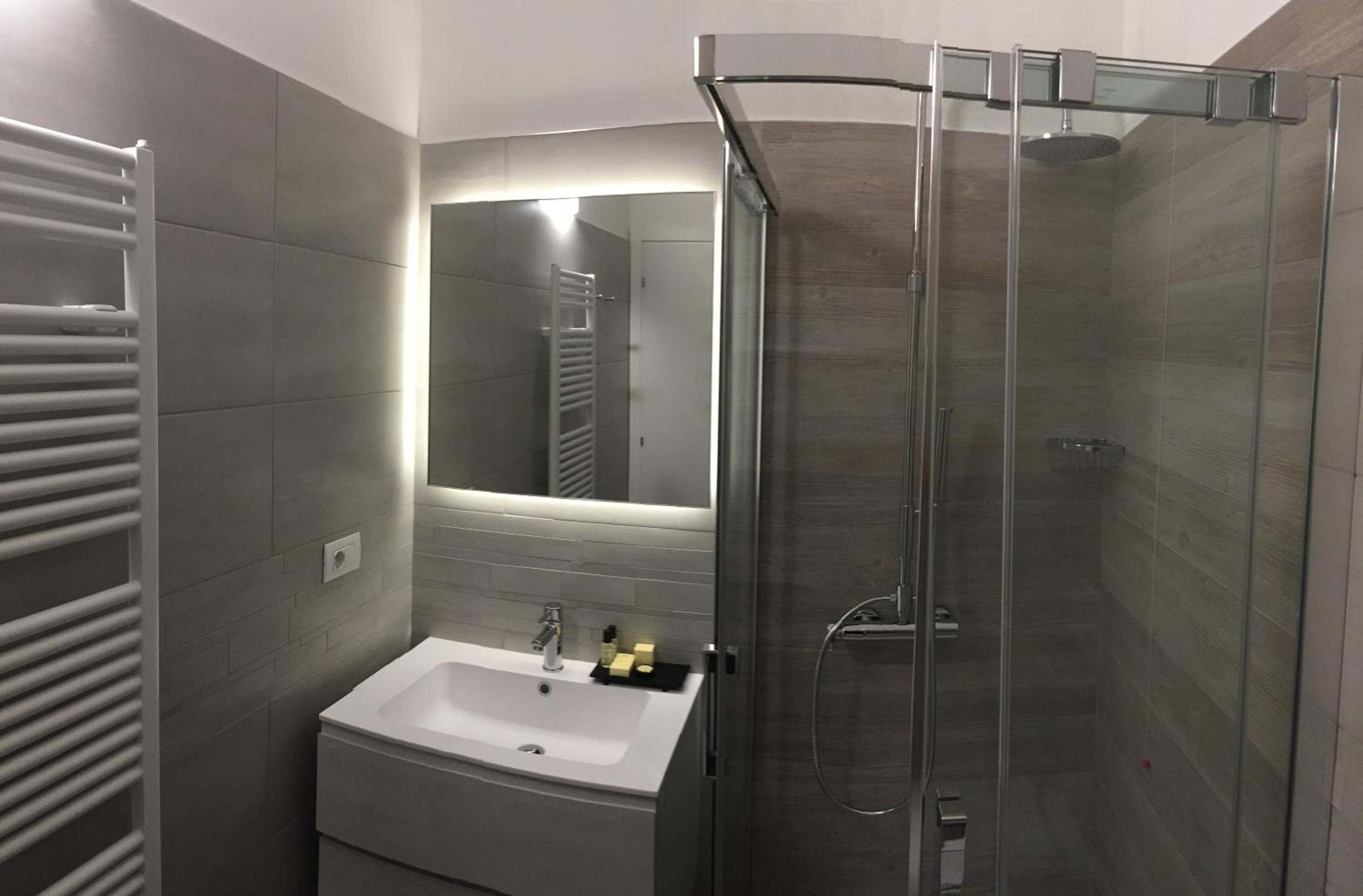 Double or Twin Room with Lake View photo 2