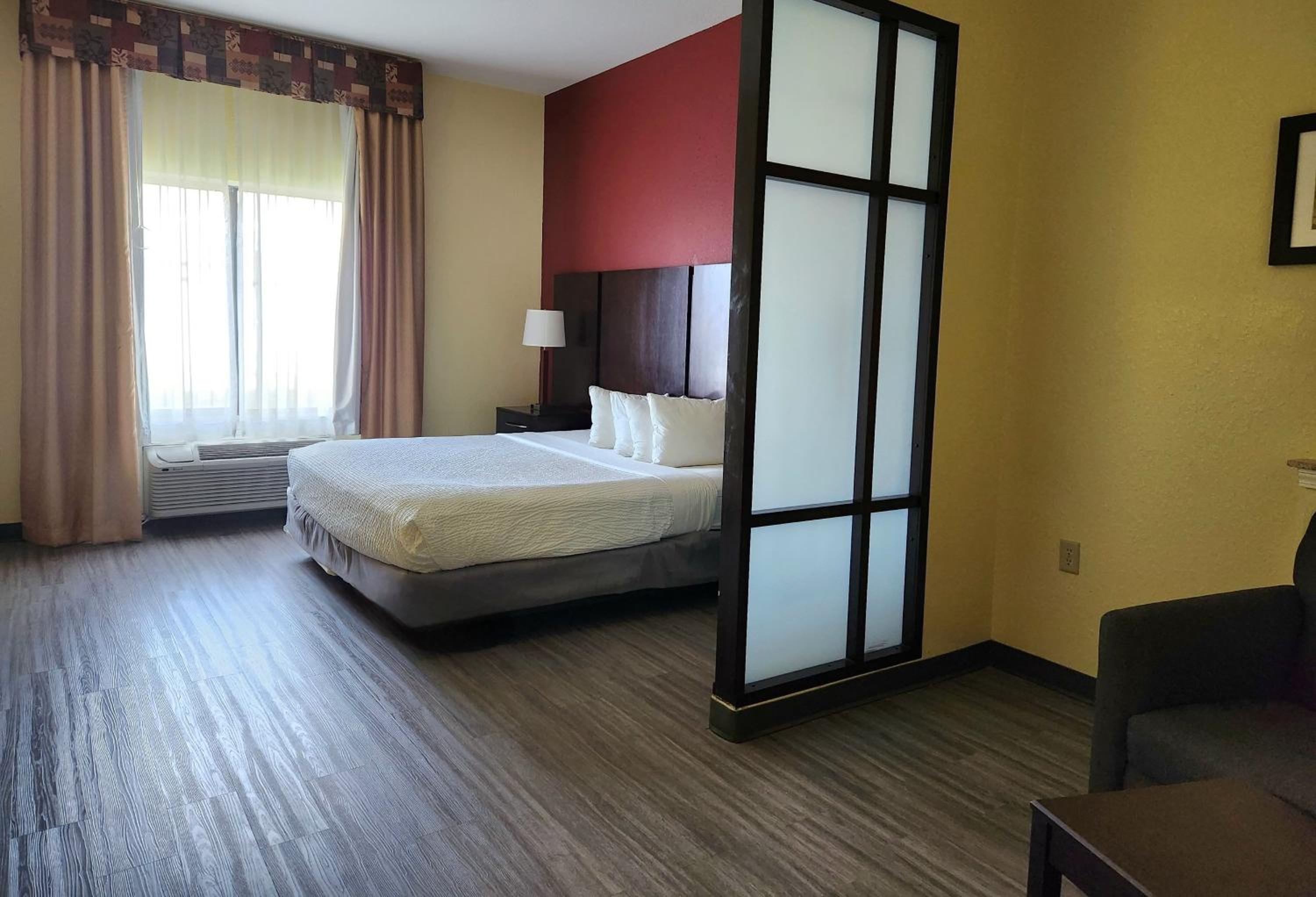 Efficiency King Suite with Kitchenette - Non-Smoking - Photo 6