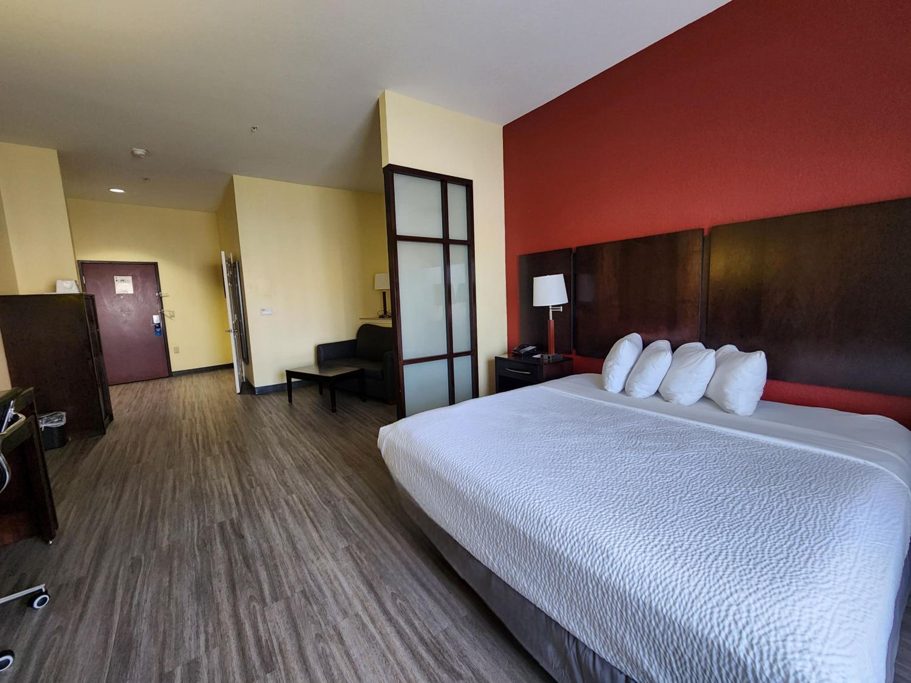 King Studio Suite - Non-Smoking - Photo 10
