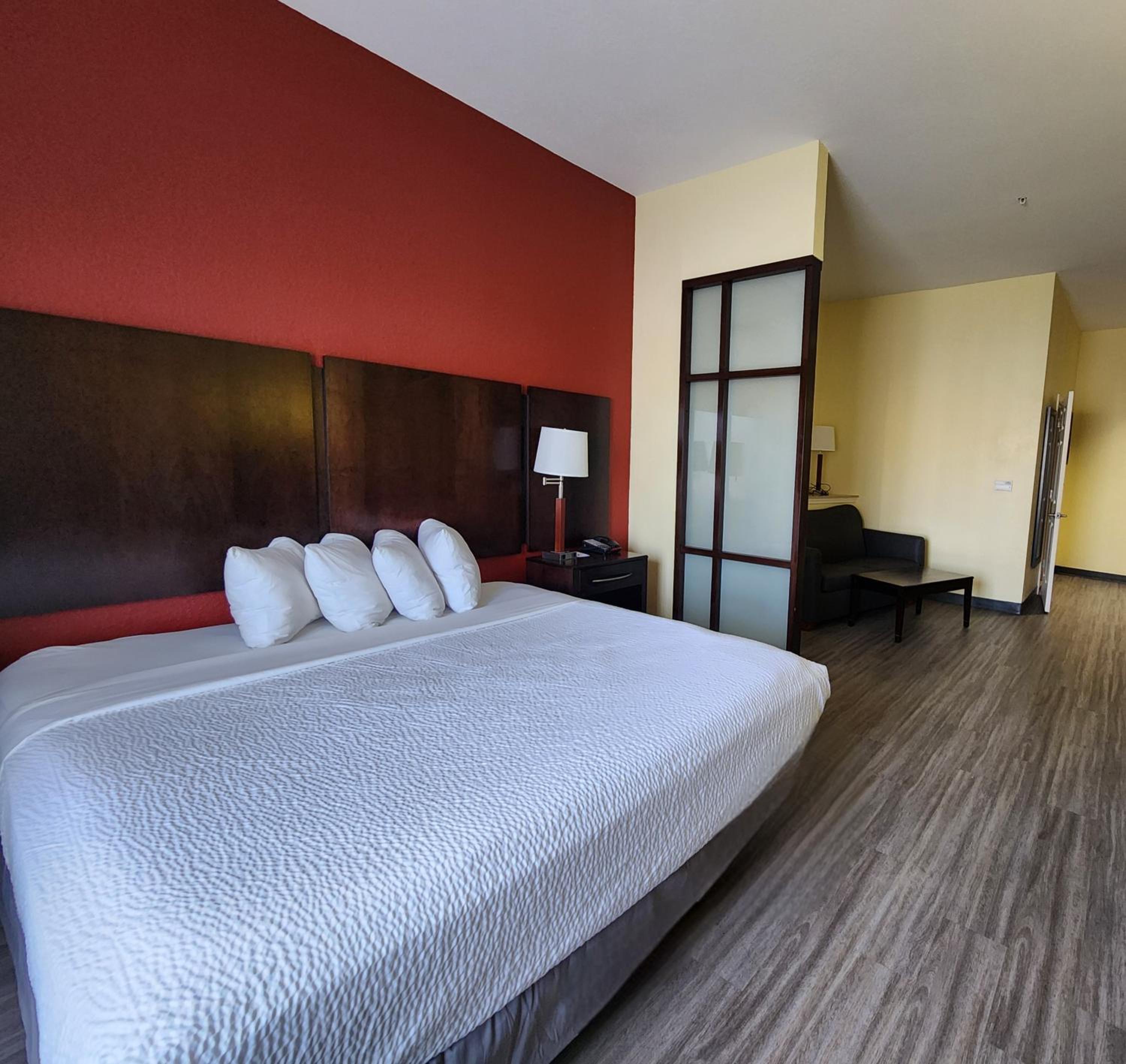 King Studio Suite - Non-Smoking - Photo 4