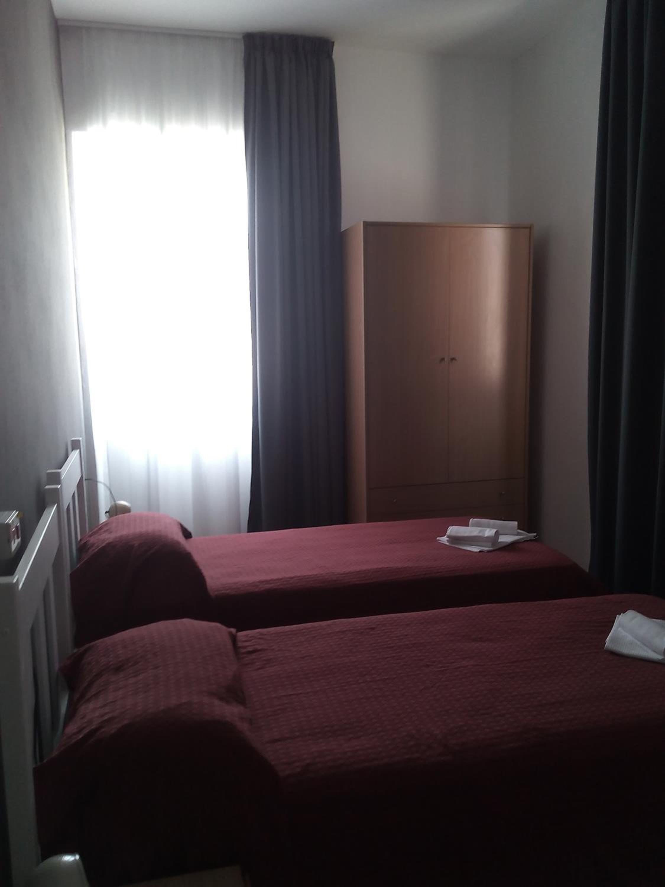 Economy Twin Room photo 3