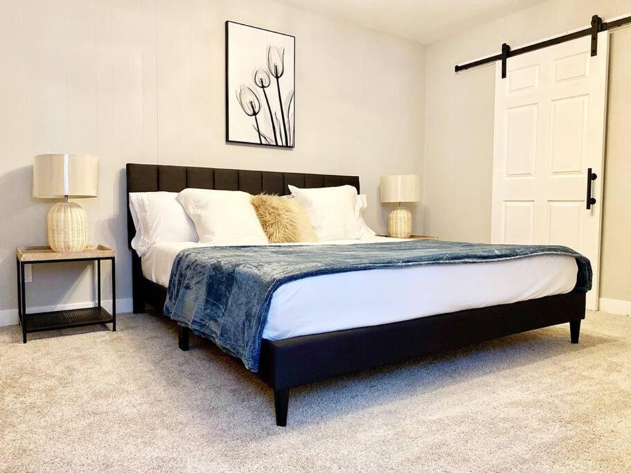 Three-Bedroom House photo 2