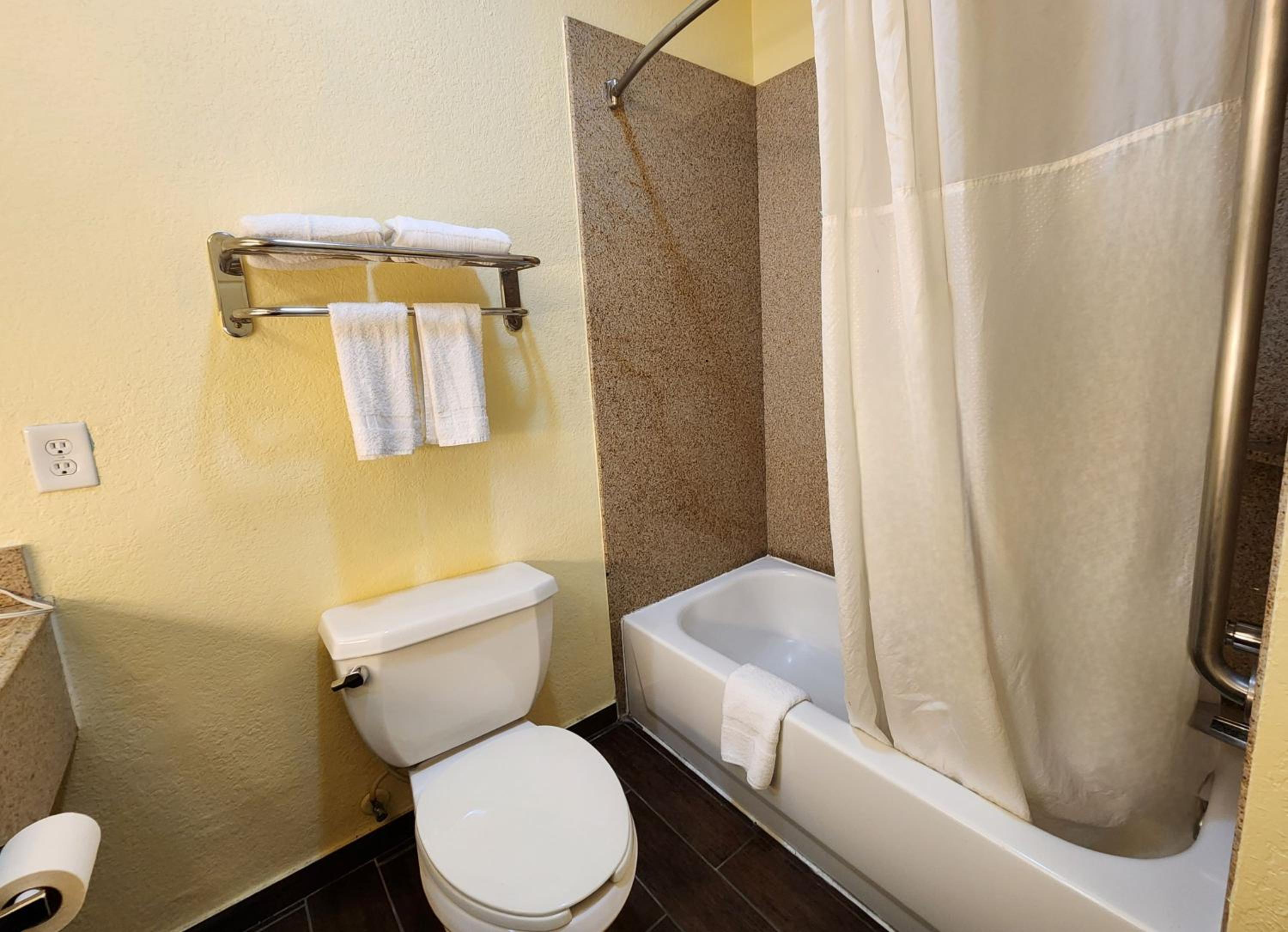 2 Queen Beds | Suite, Non-Smoking, Micfridge - Photo 9