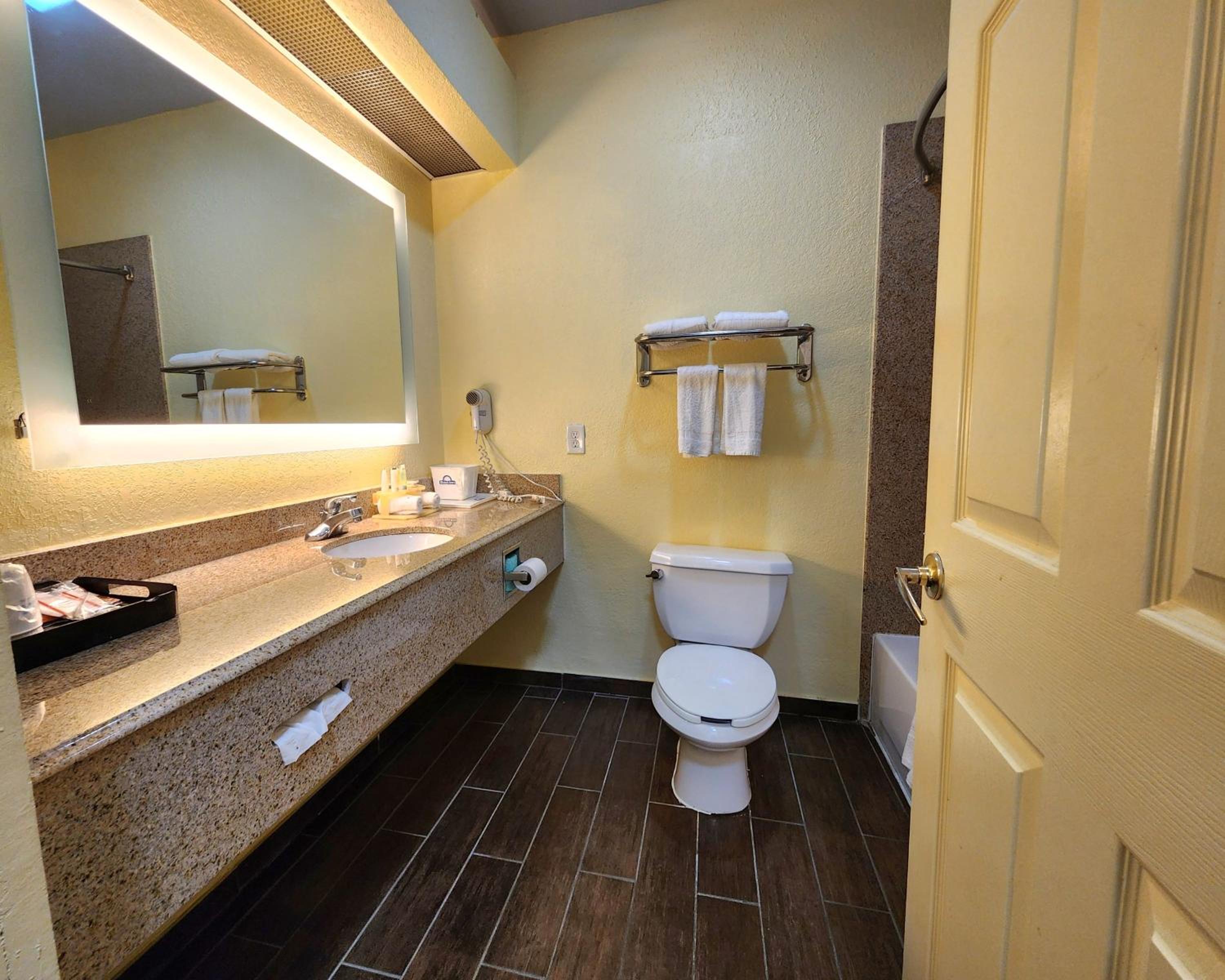 2 Queen Beds | Suite, Non-Smoking, Micfridge - Photo 5