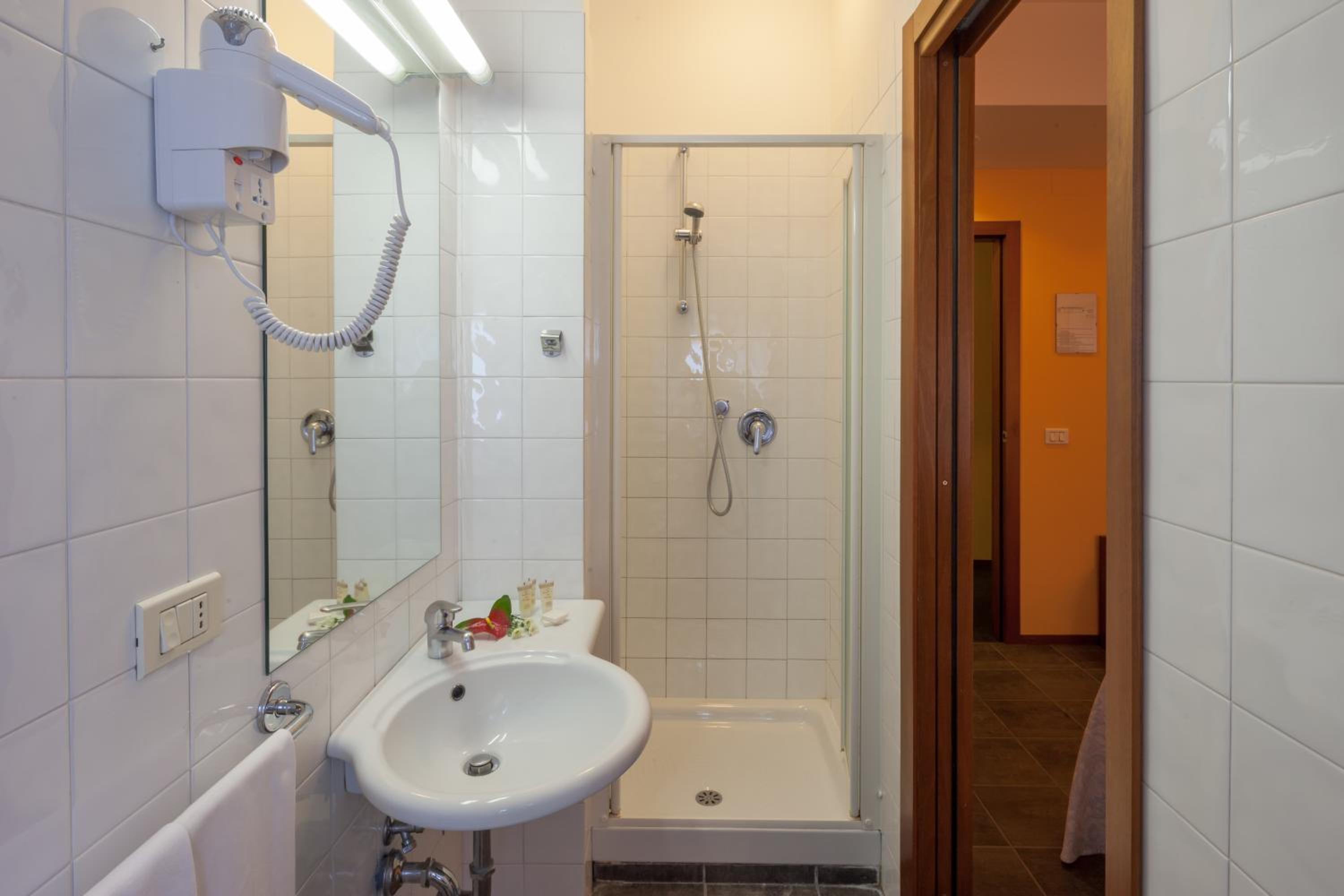 Standard Double or Twin Room - Photo 4
