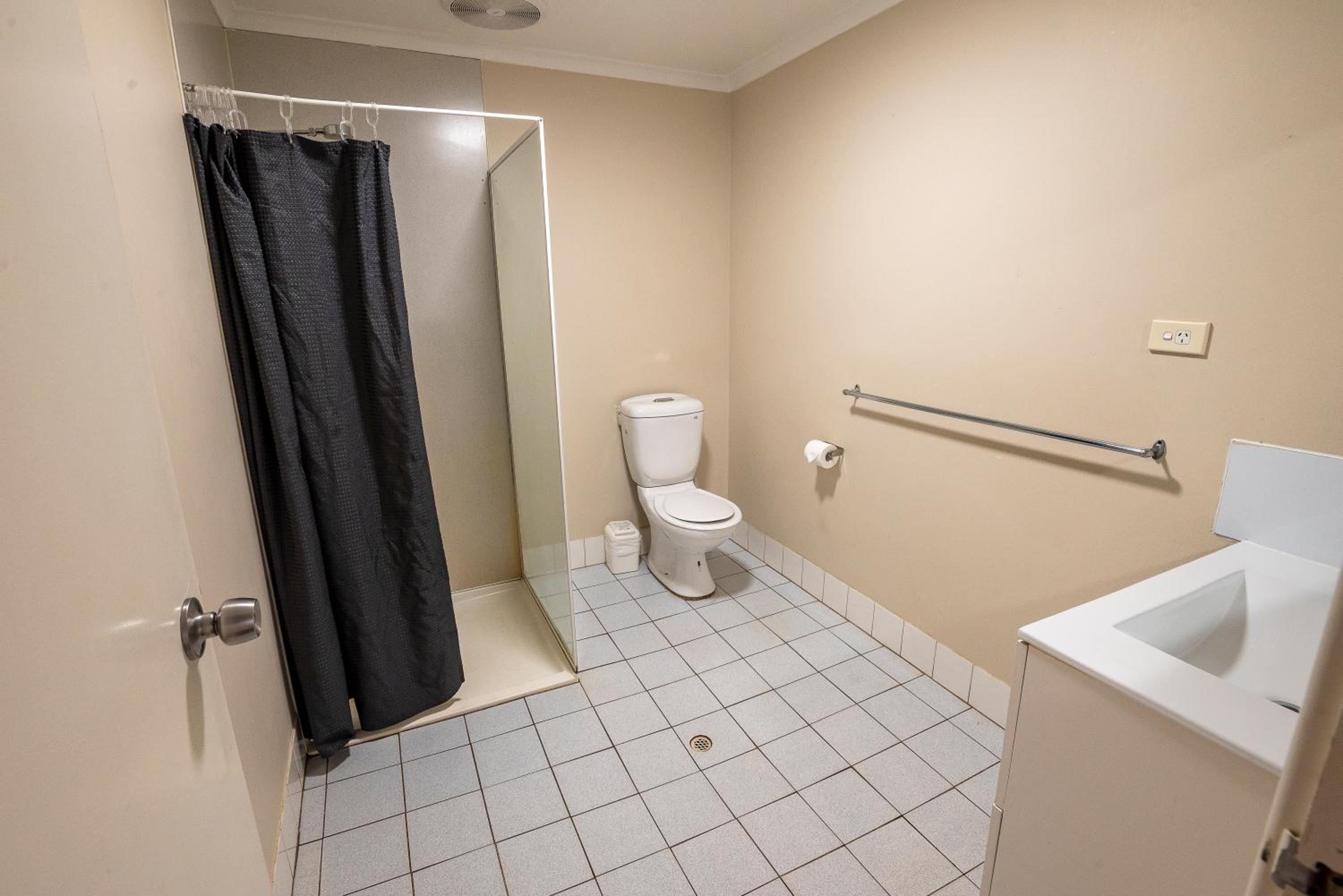Three-Bedroom Apartment - Photo 8