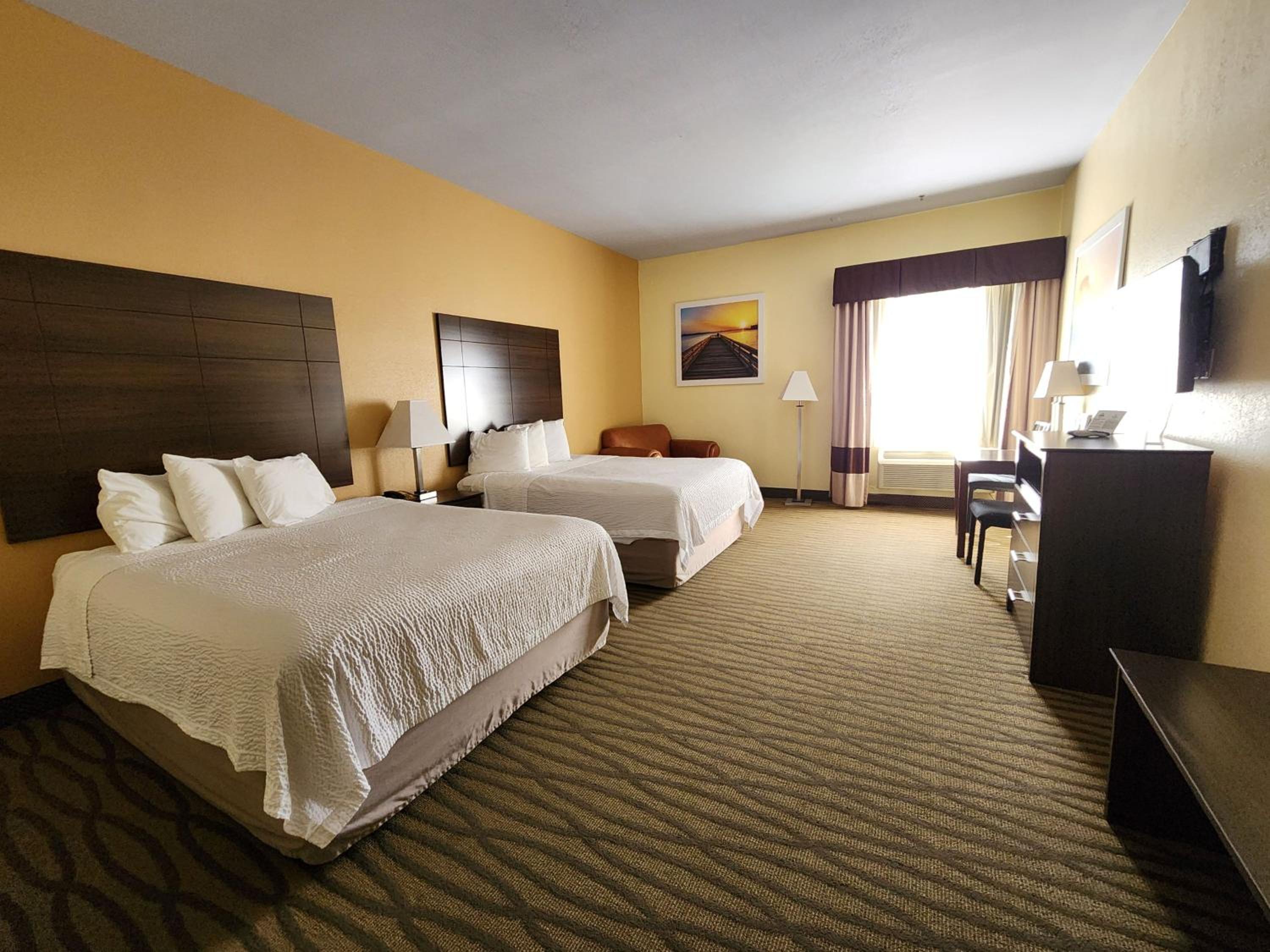 2 Queen Beds | Mob Acc RI Shwr Nsmk Micfridge - Photo 1