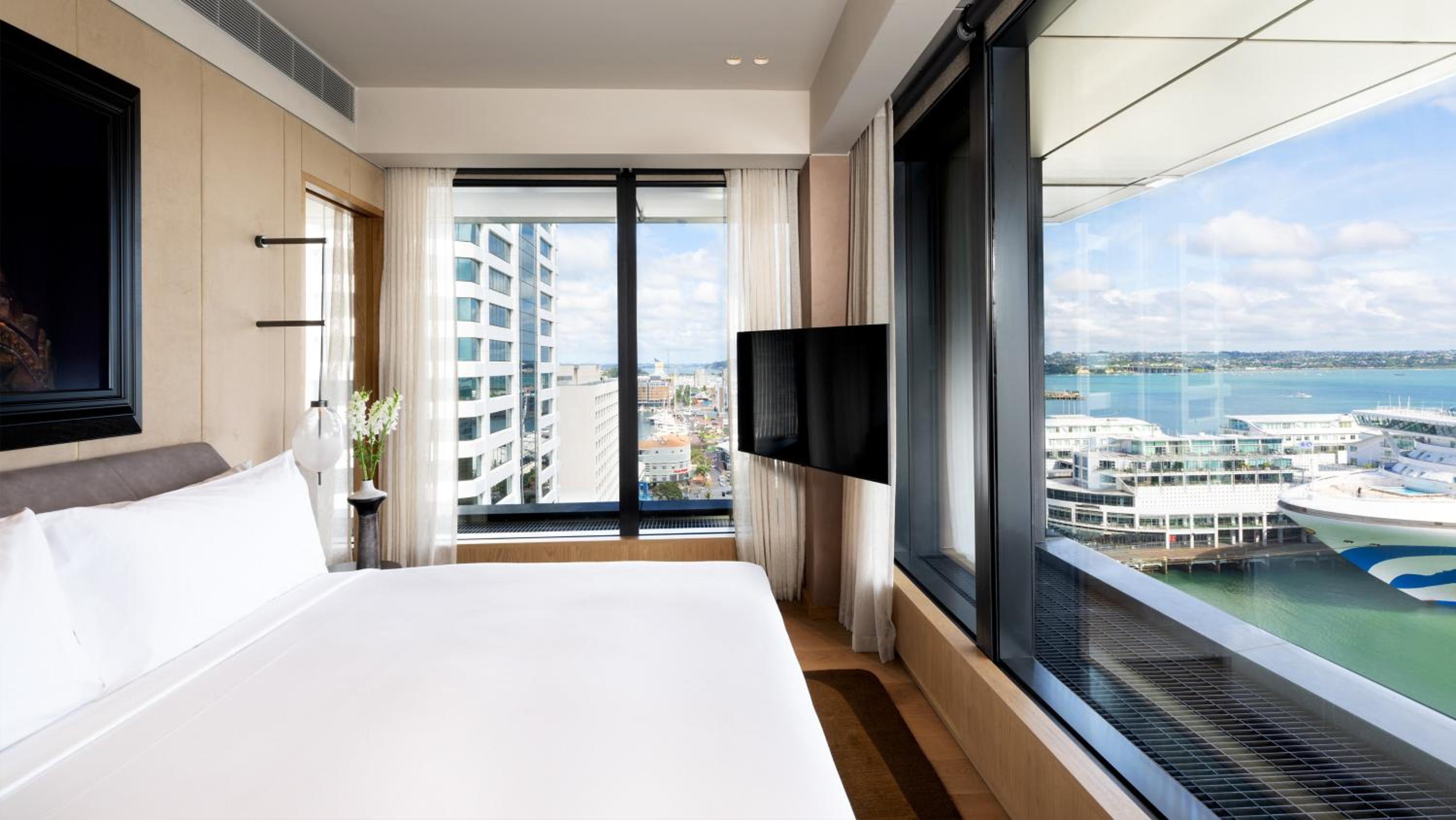 One-Bedroom Suite with Harbor View - Club Lounge Access - Photo 5