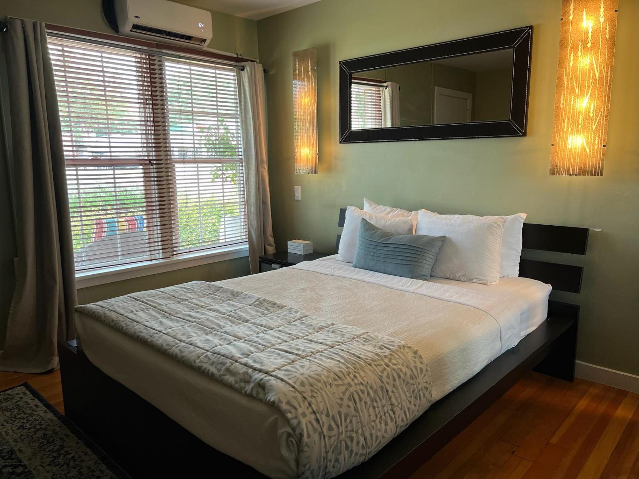 Queen Room with Kitchen - Pet Friendly