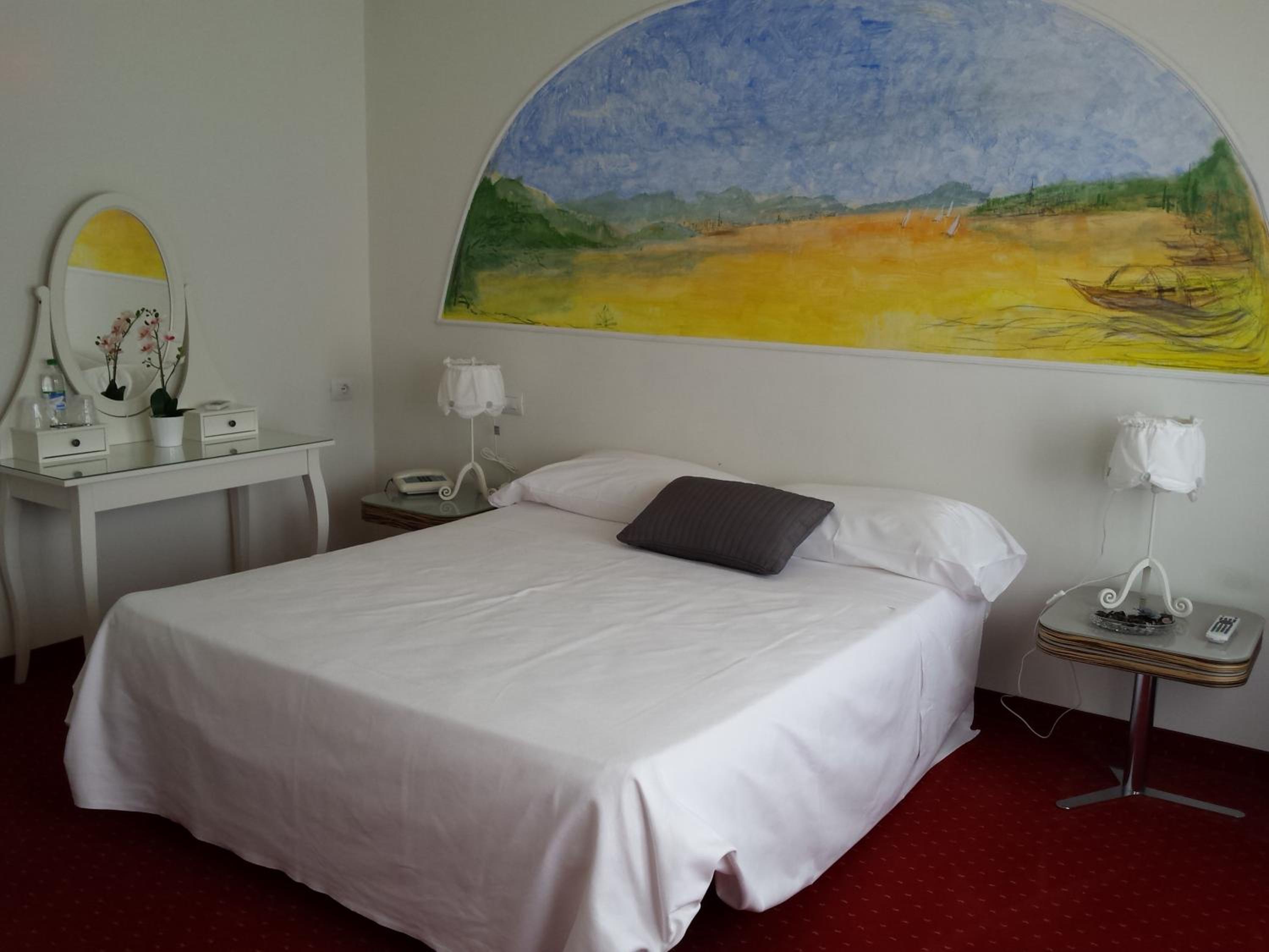 Double or Twin Room with Lake View - Photo 1