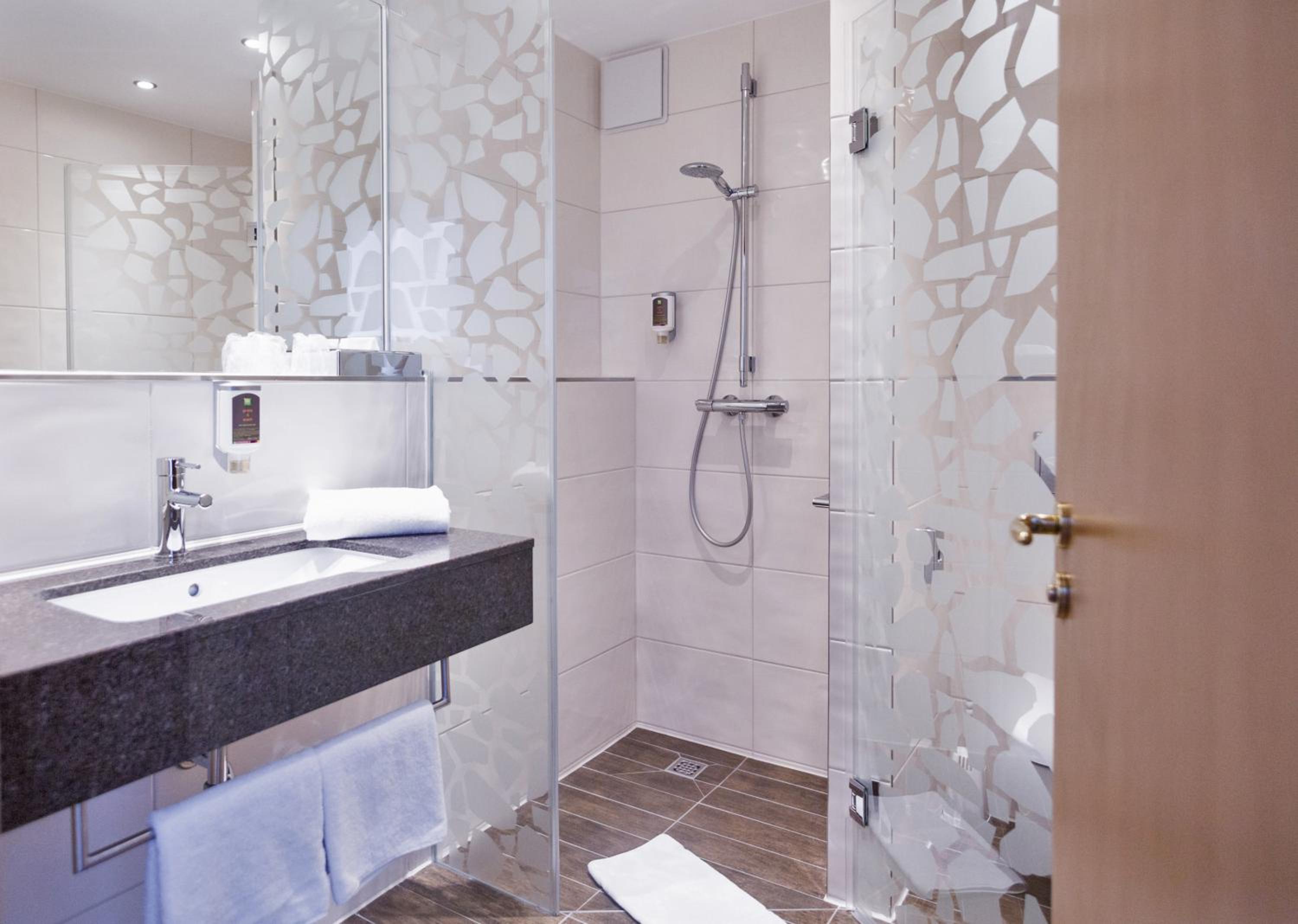 Standard Room with Double Bed - Photo 8