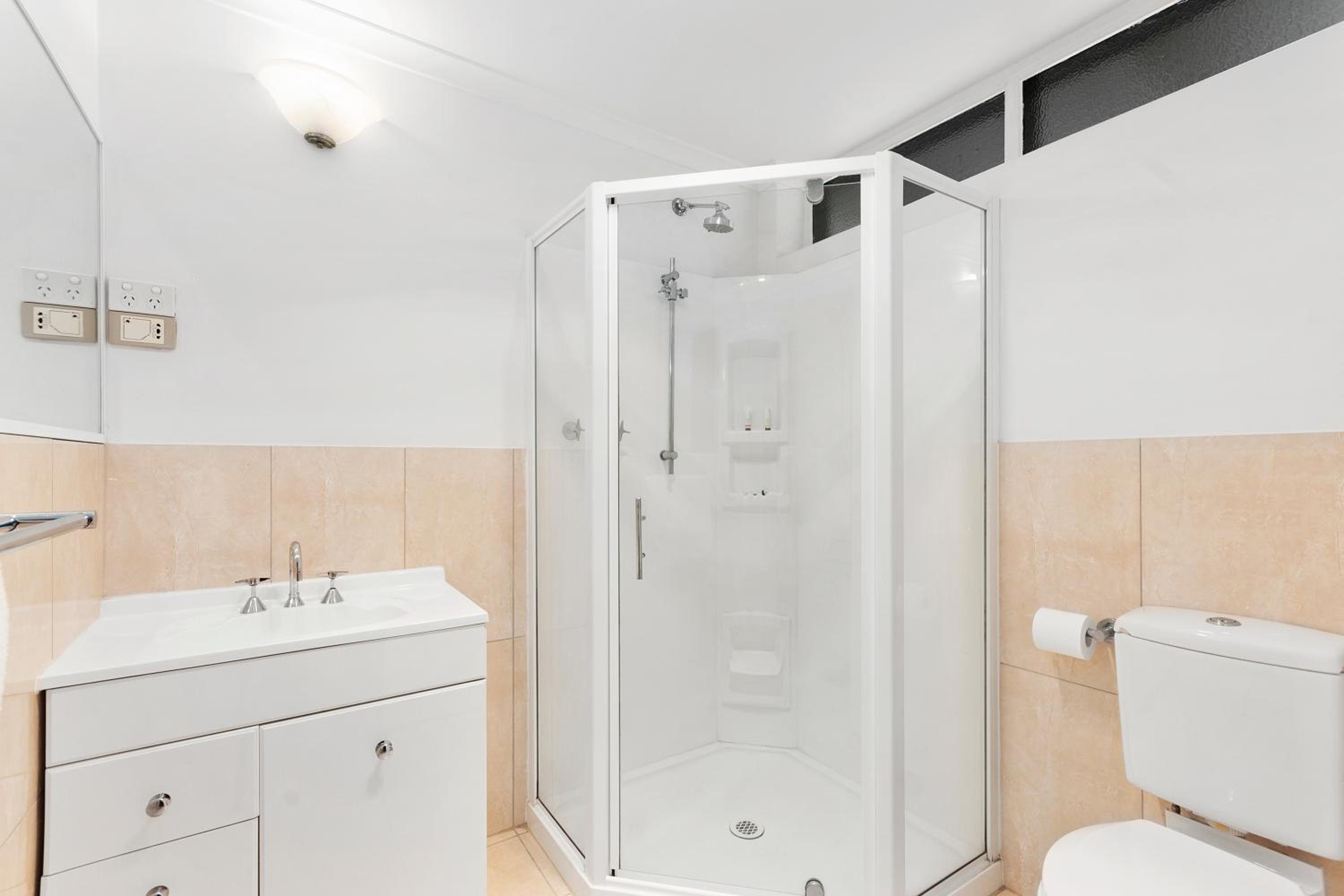 Standard Twin Room - Photo 4