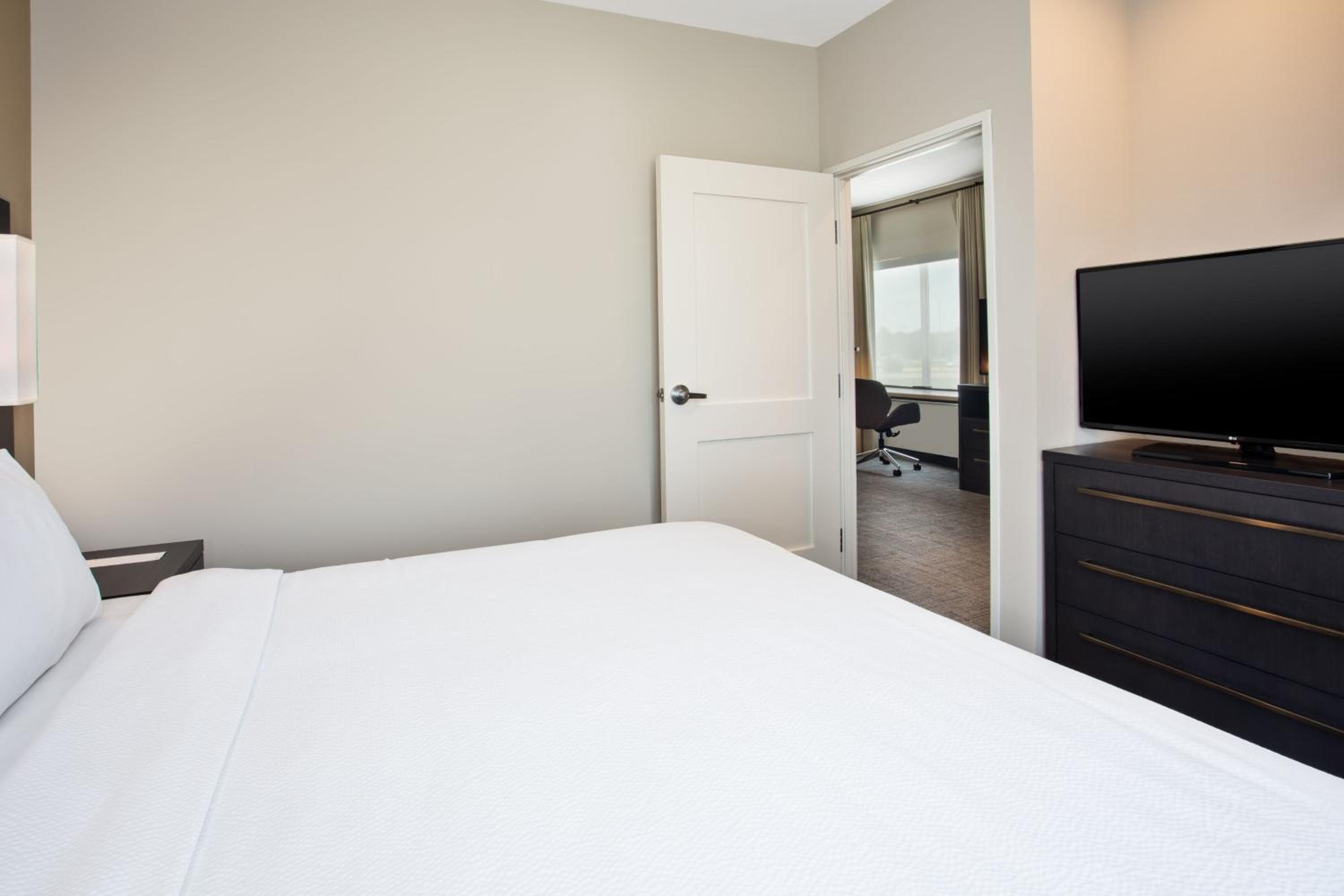 One-Bedroom King Suite with Sofa Bed - Photo 8