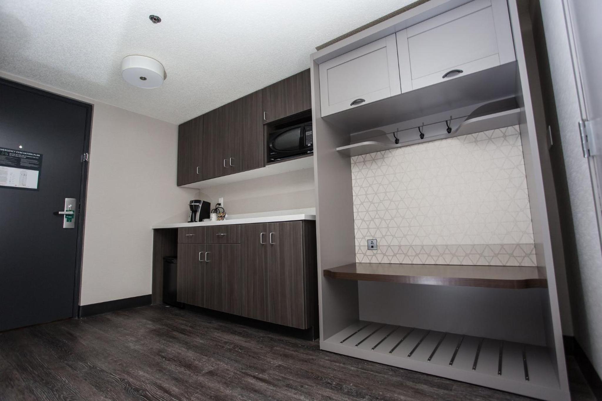 Premium King Room - Photo 3