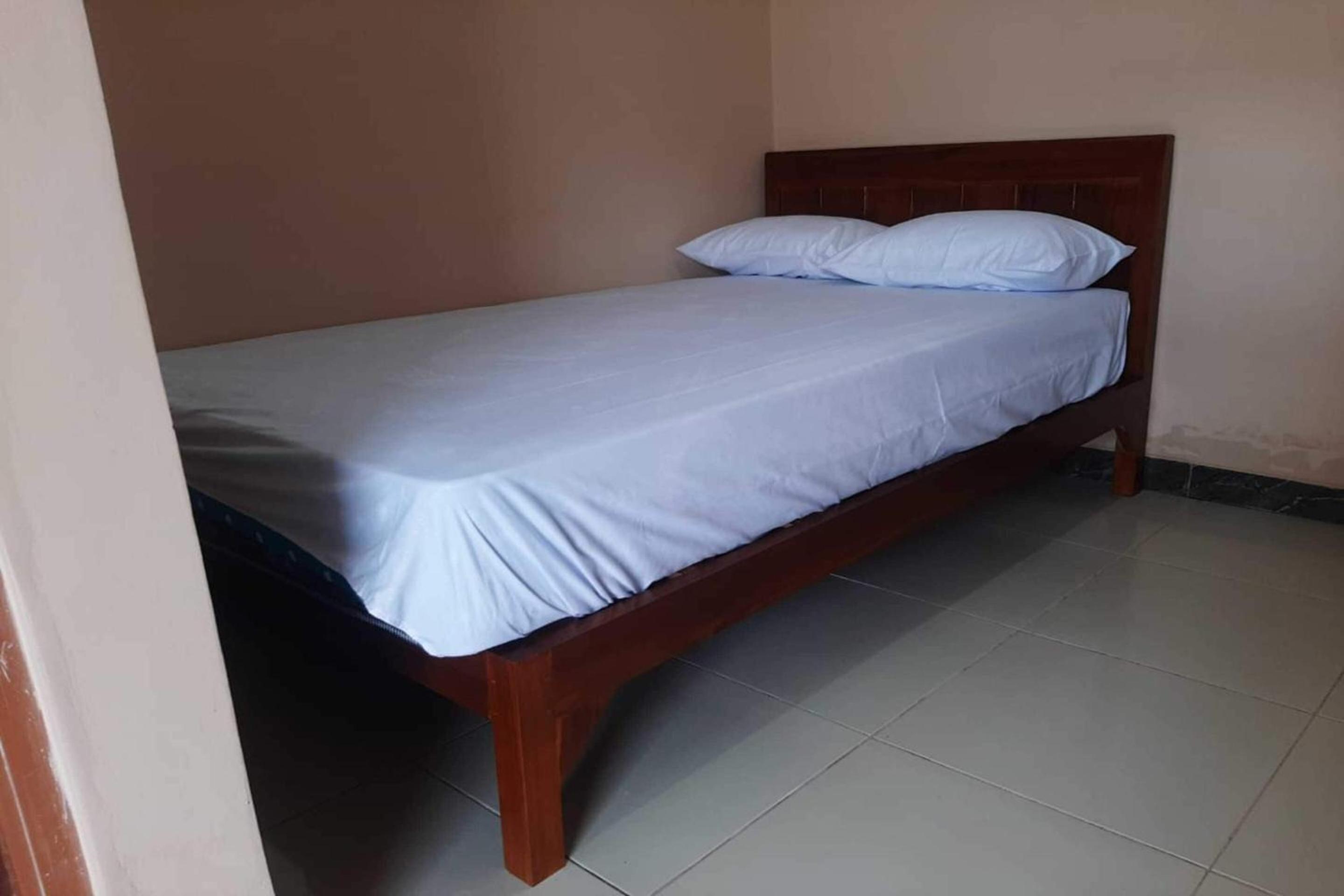 Budget Double Room - Photo 11