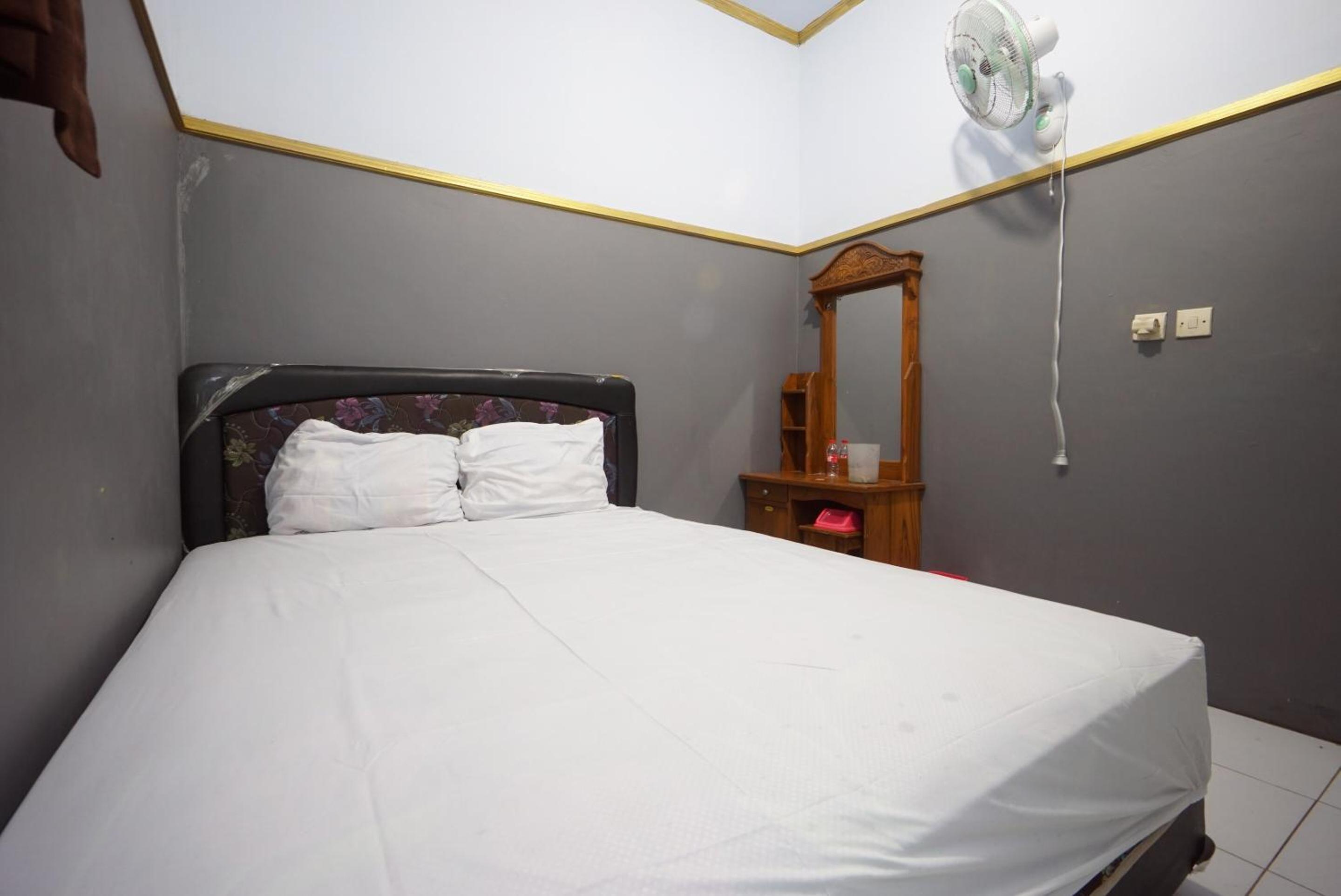 Budget Double Room photo 3