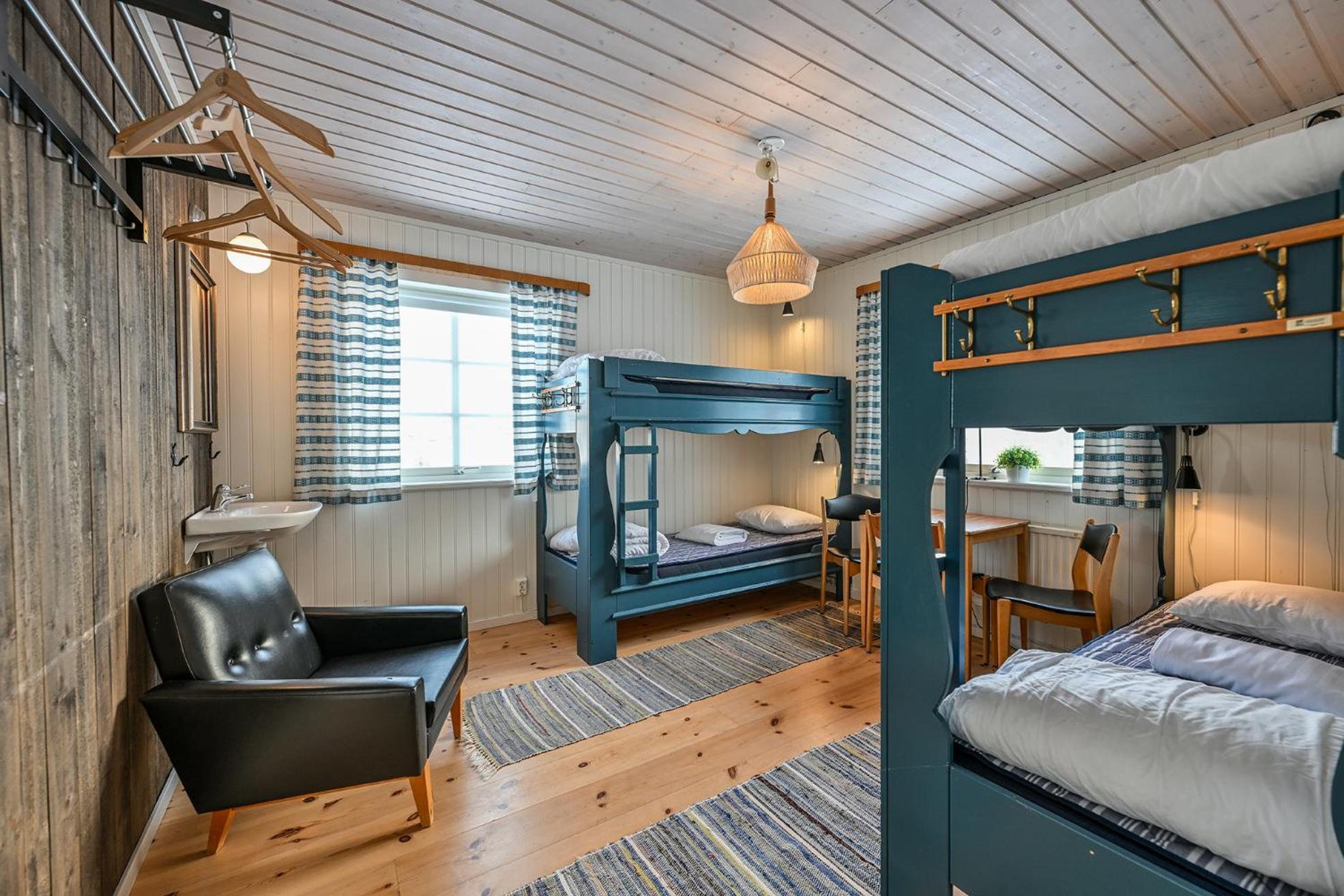 Quadruple Room with Shared Bathroom photo 2