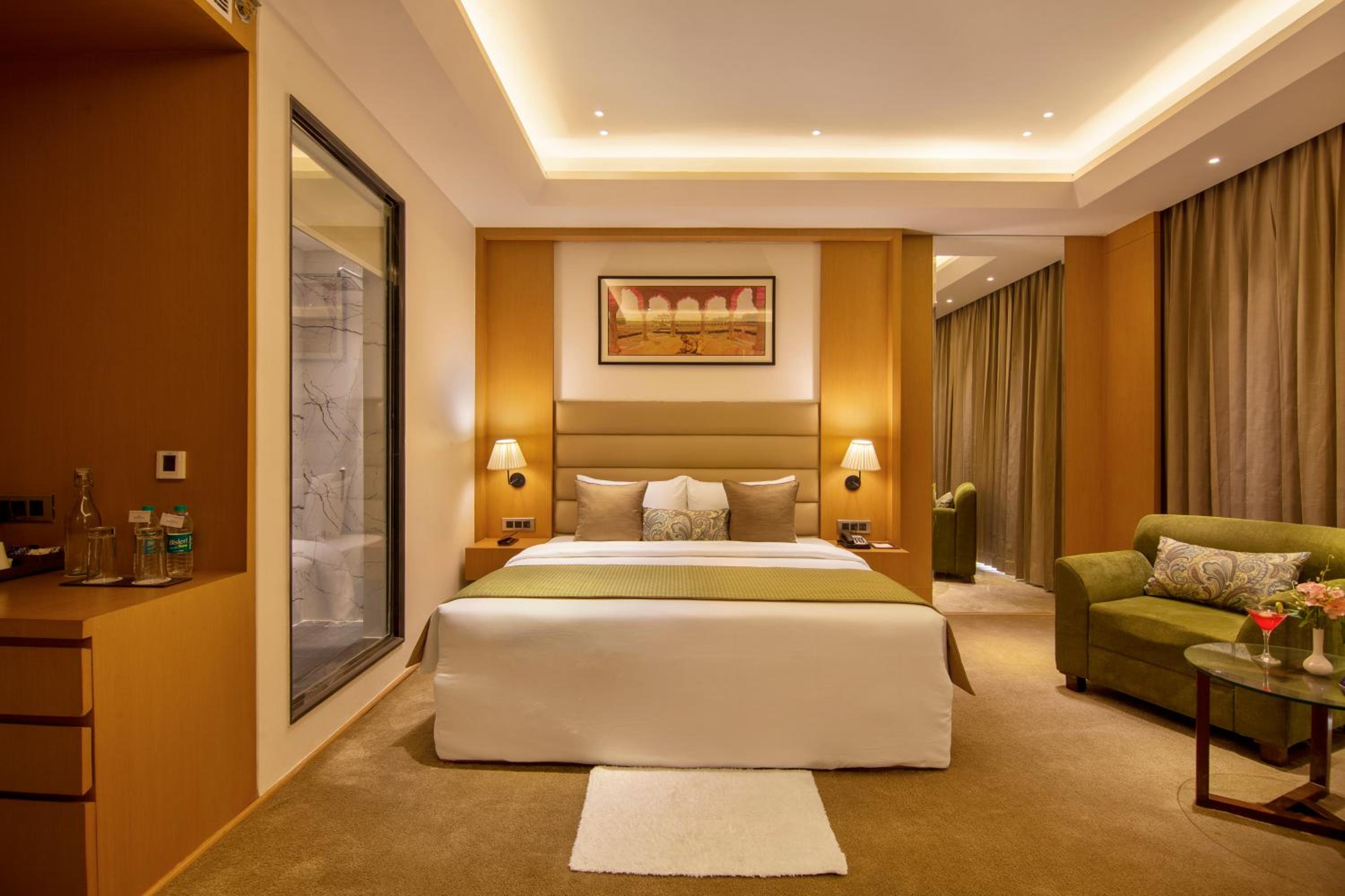 Deluxe Suite - 1 King Bed - Photo 4