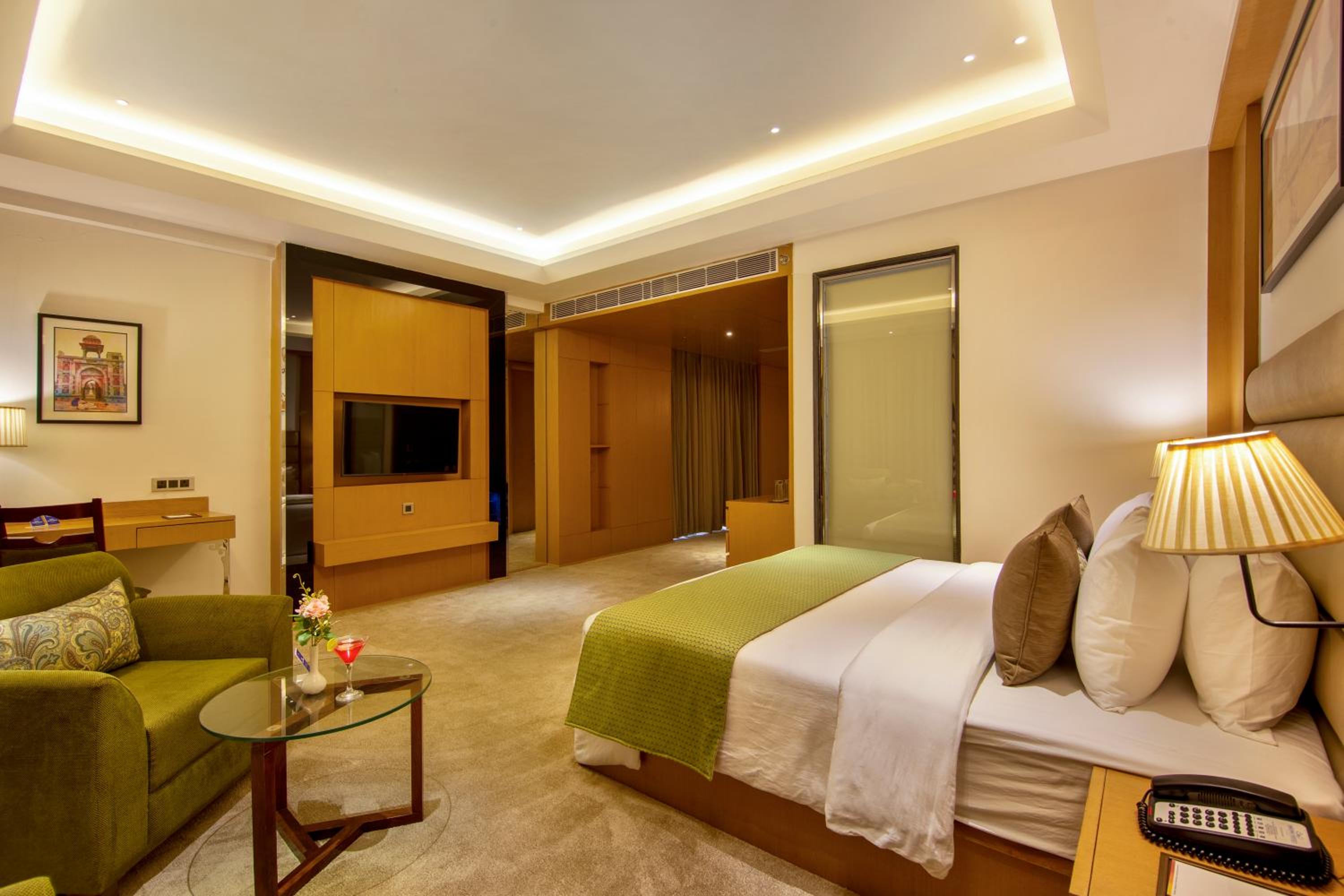 Deluxe Suite - 1 King Bed - Photo 3