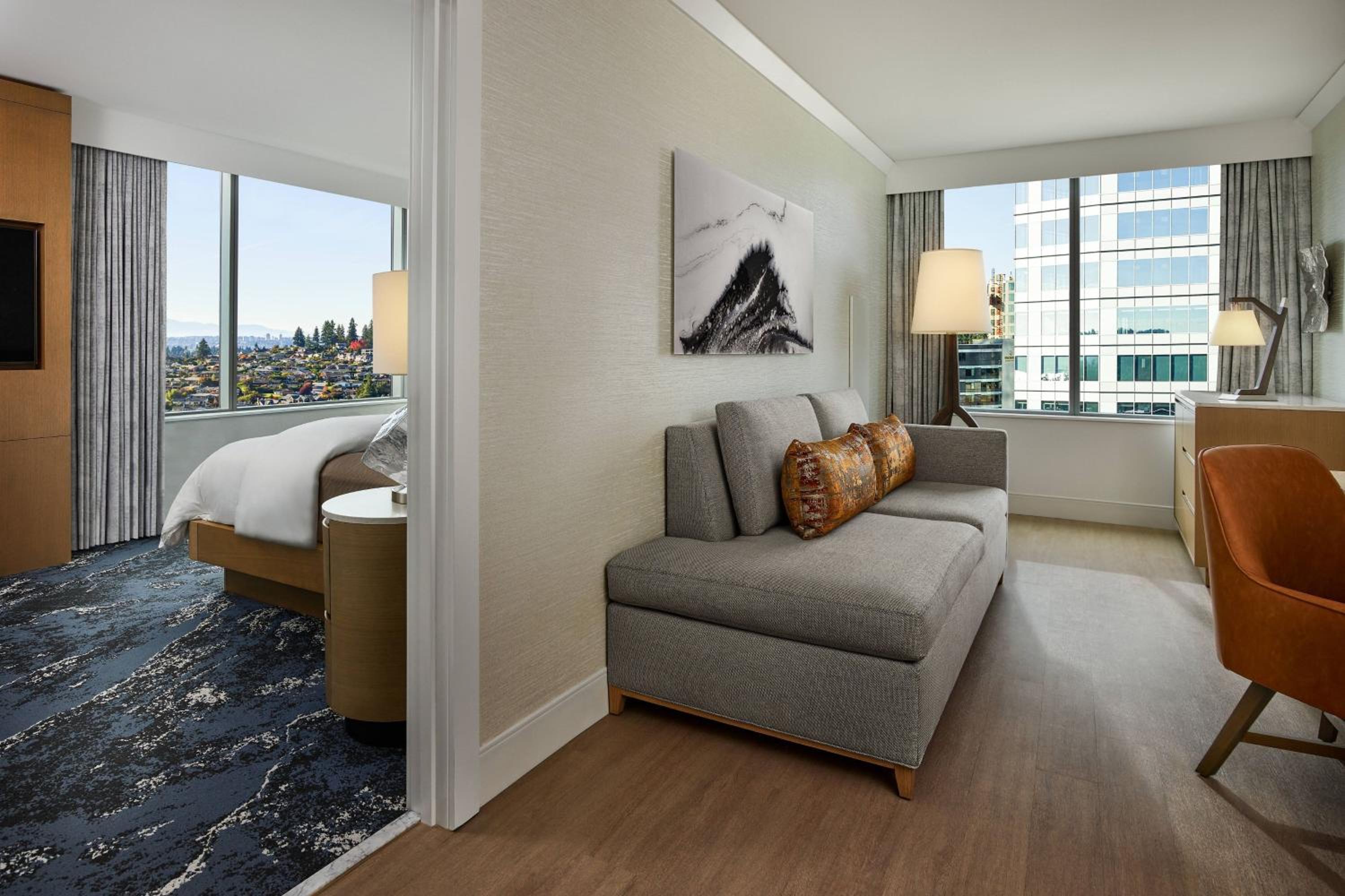 Executive Suite, 1 King, Sofa bed - Photo 1