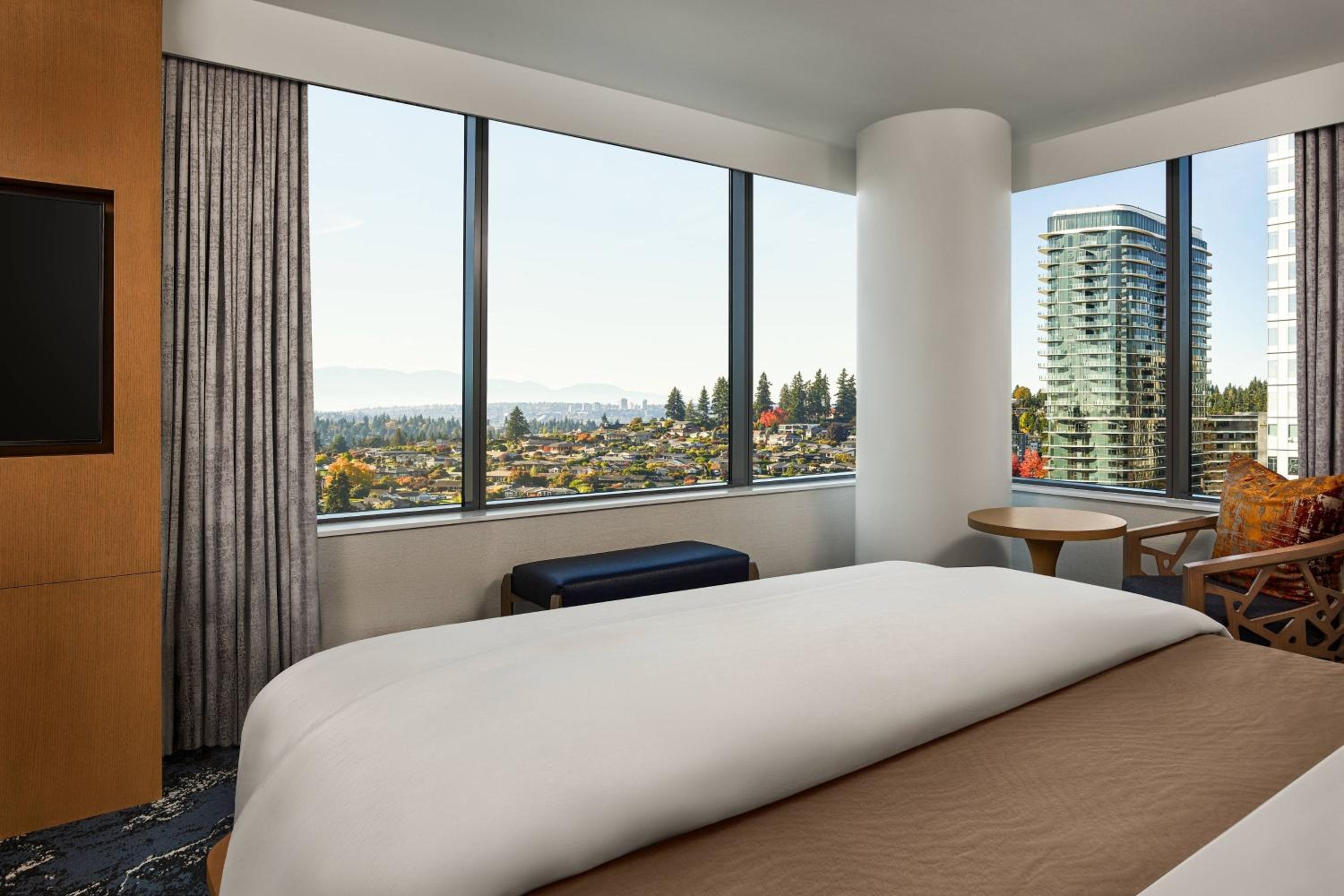 Executive Suite, 1 King, Sofa bed - Photo 7