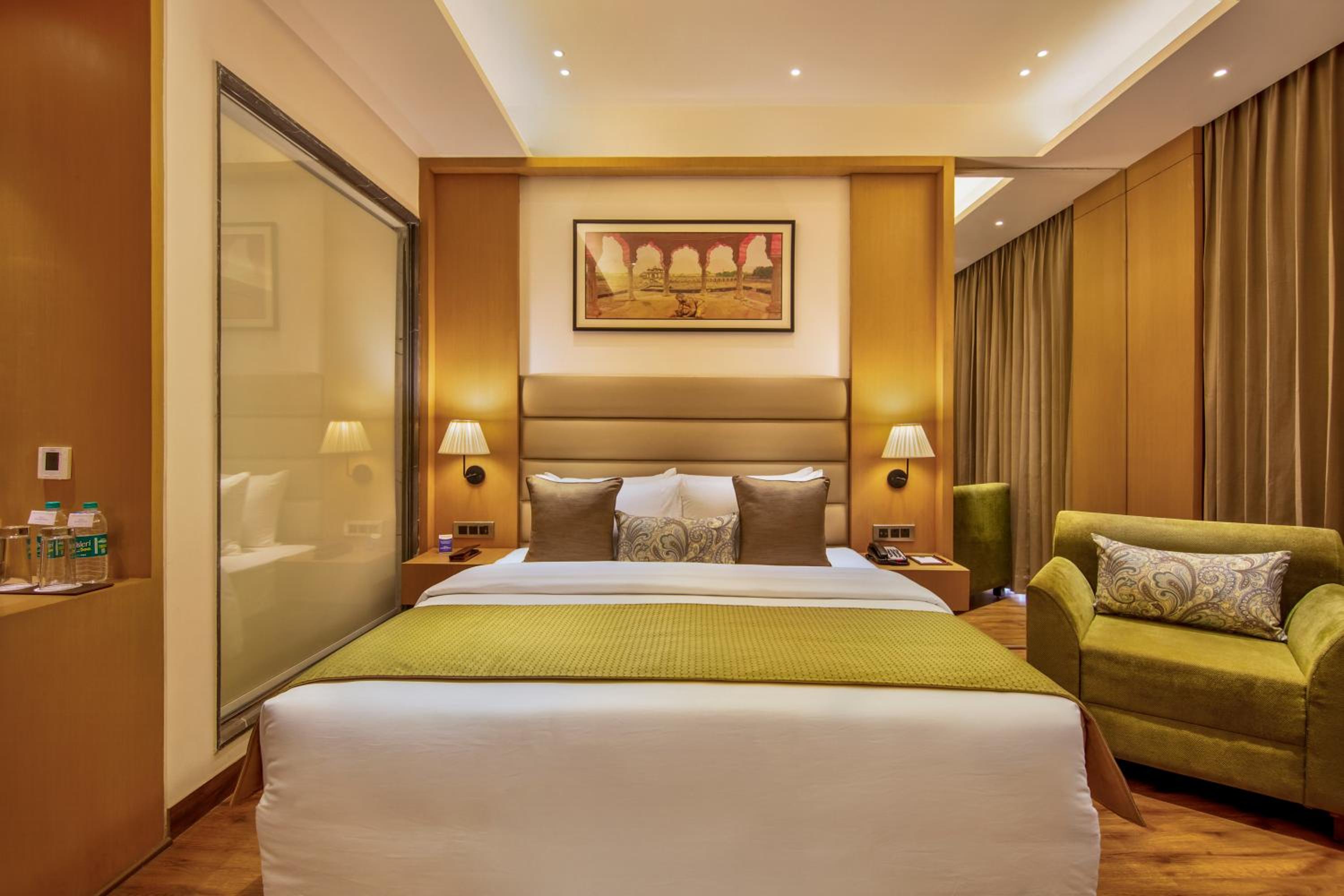 Deluxe Room - 1 King Bed - Photo 1