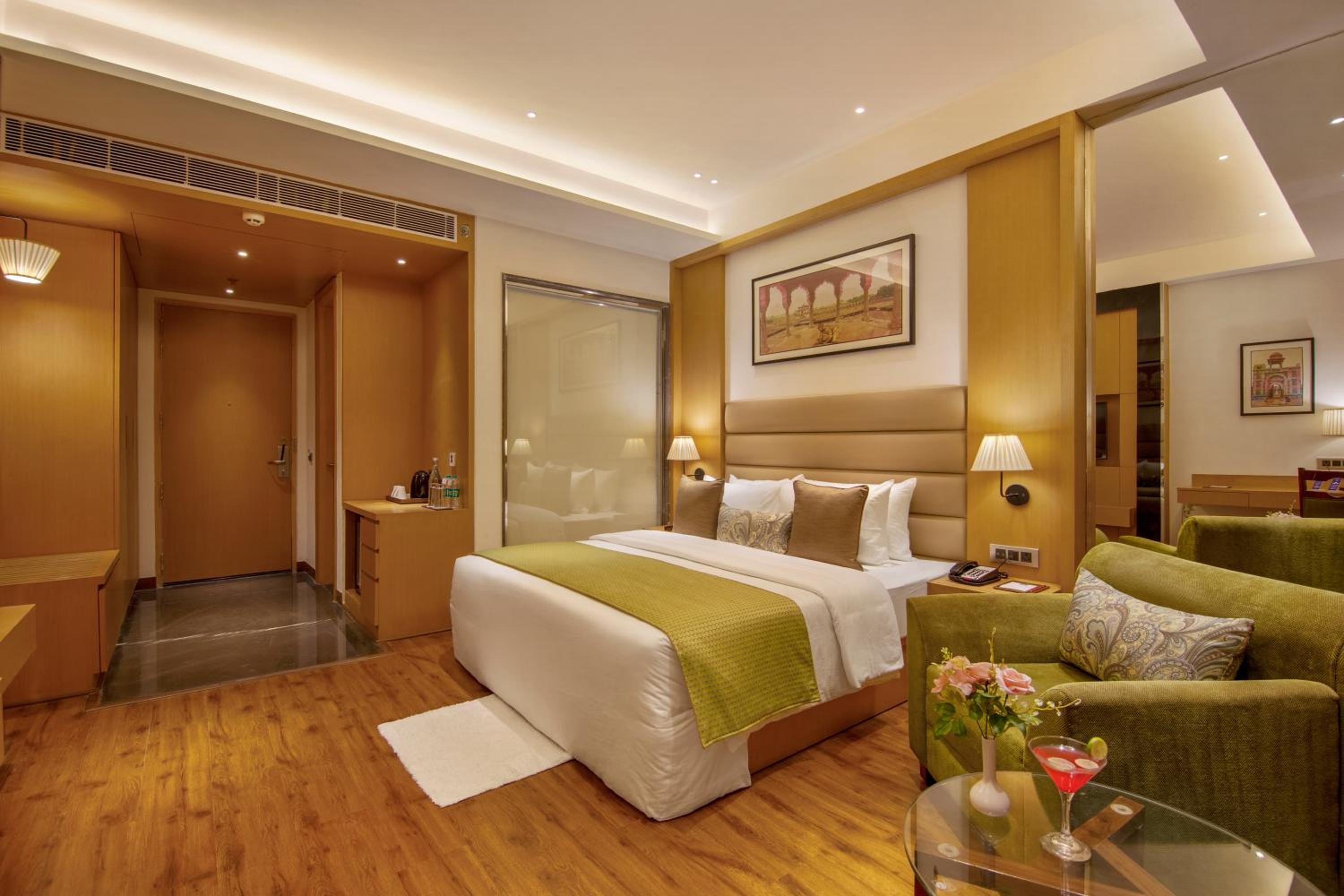 Deluxe Room - 1 King Bed - Photo 4