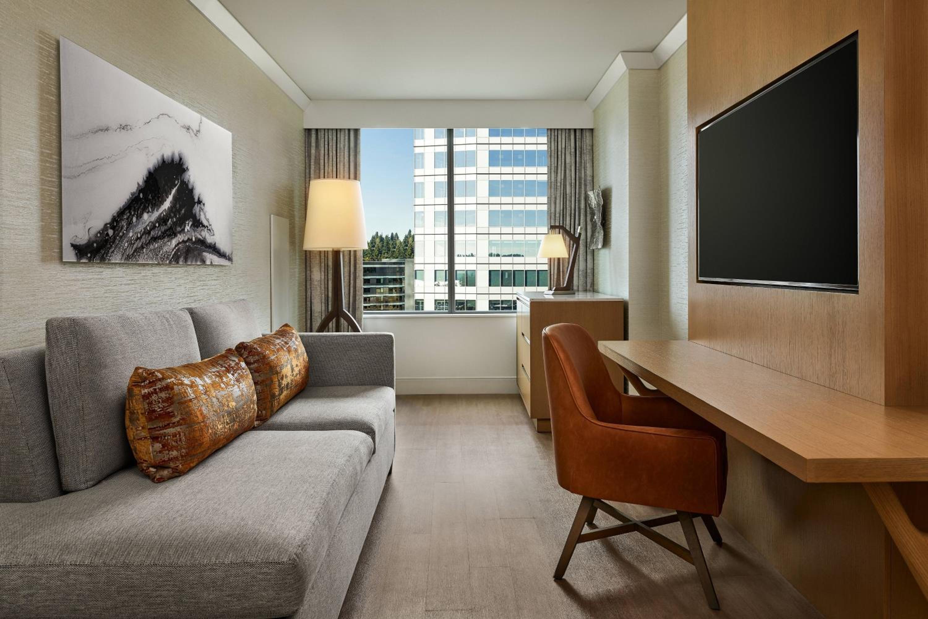 Executive Suite, 1 King, Sofa bed - Photo 6