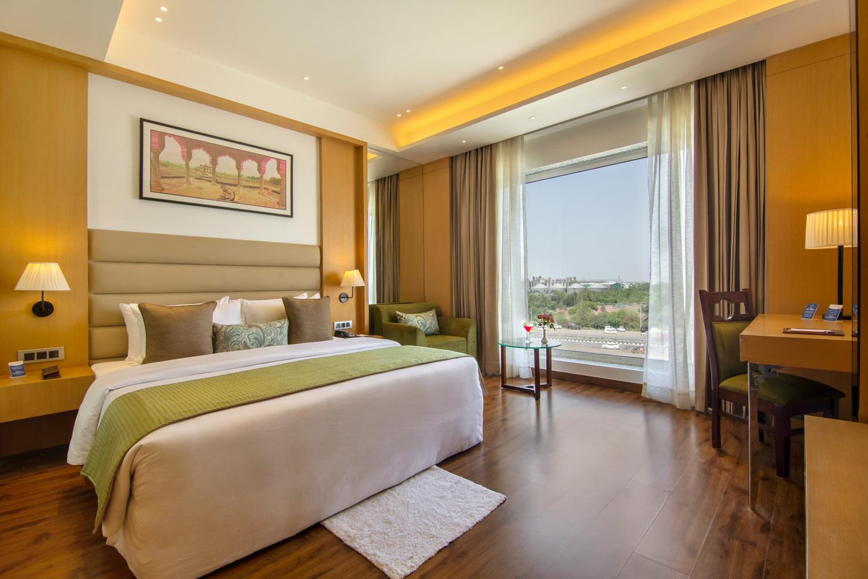 Deluxe Room - 1 King Bed - Photo 3