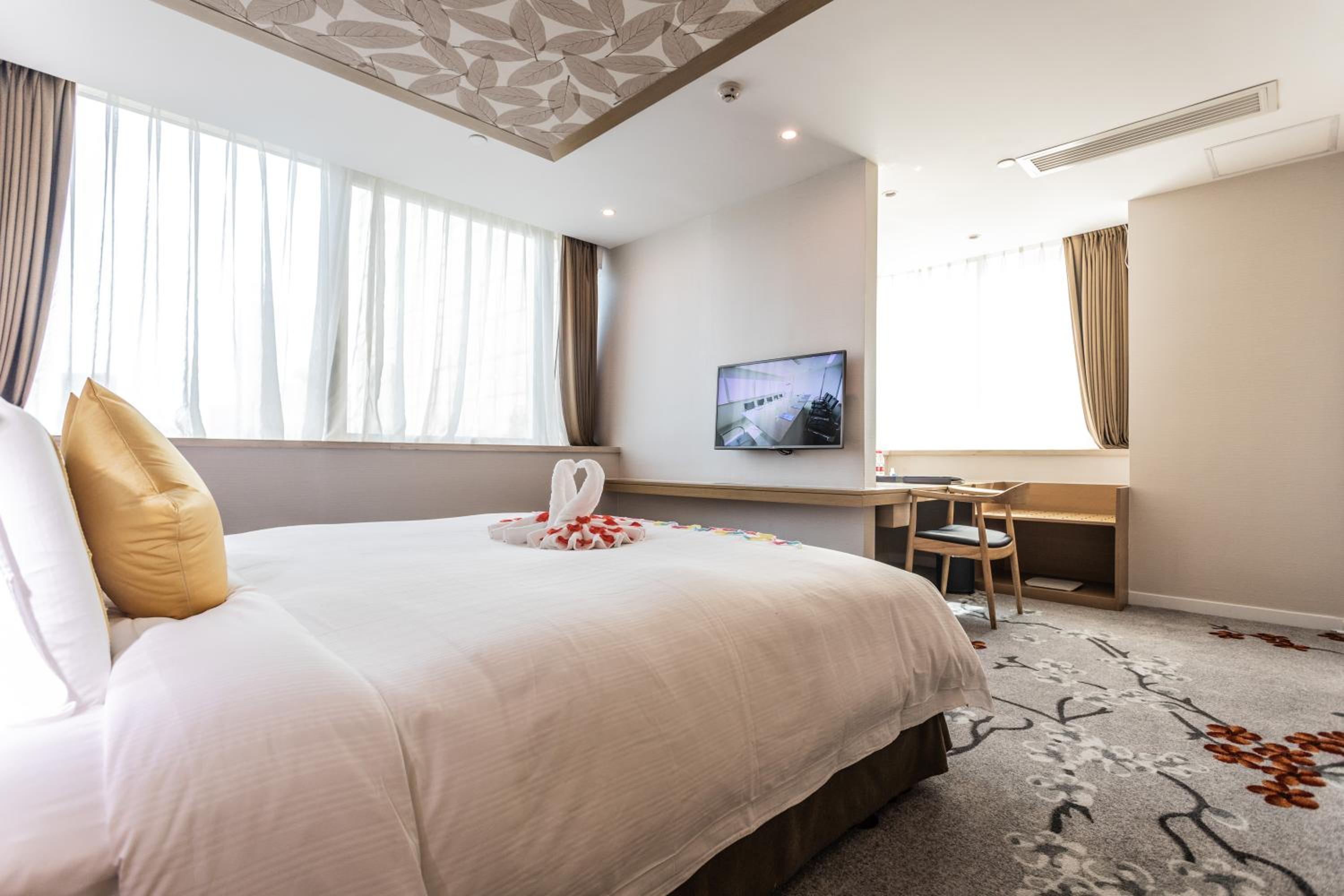 Executive Suite - Photo 10
