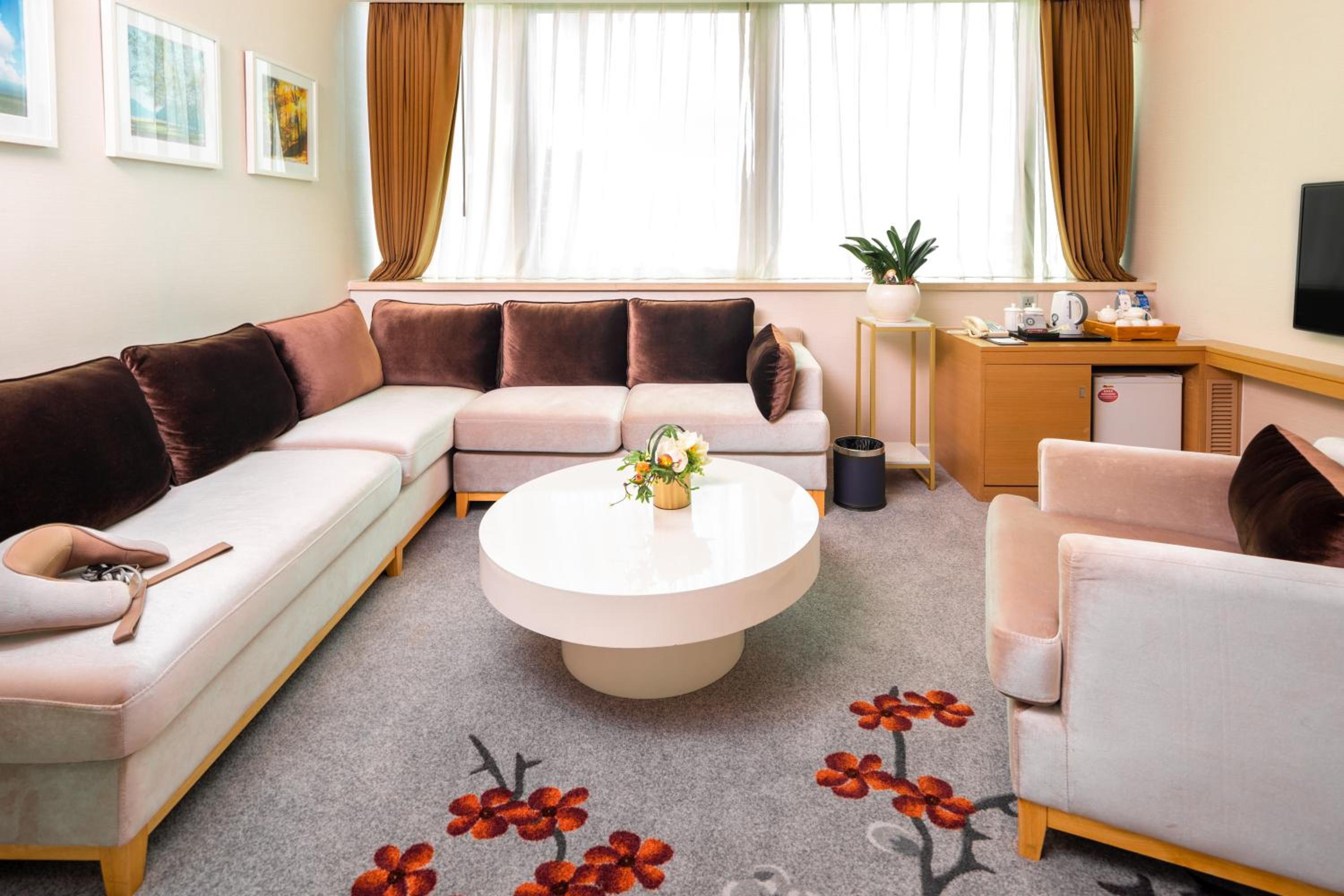 Executive Suite - Photo 1