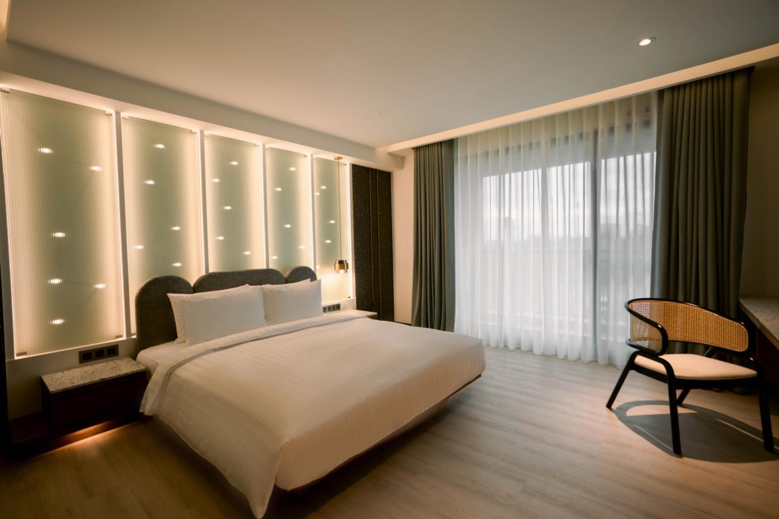Queen Room with Balcony photo 3