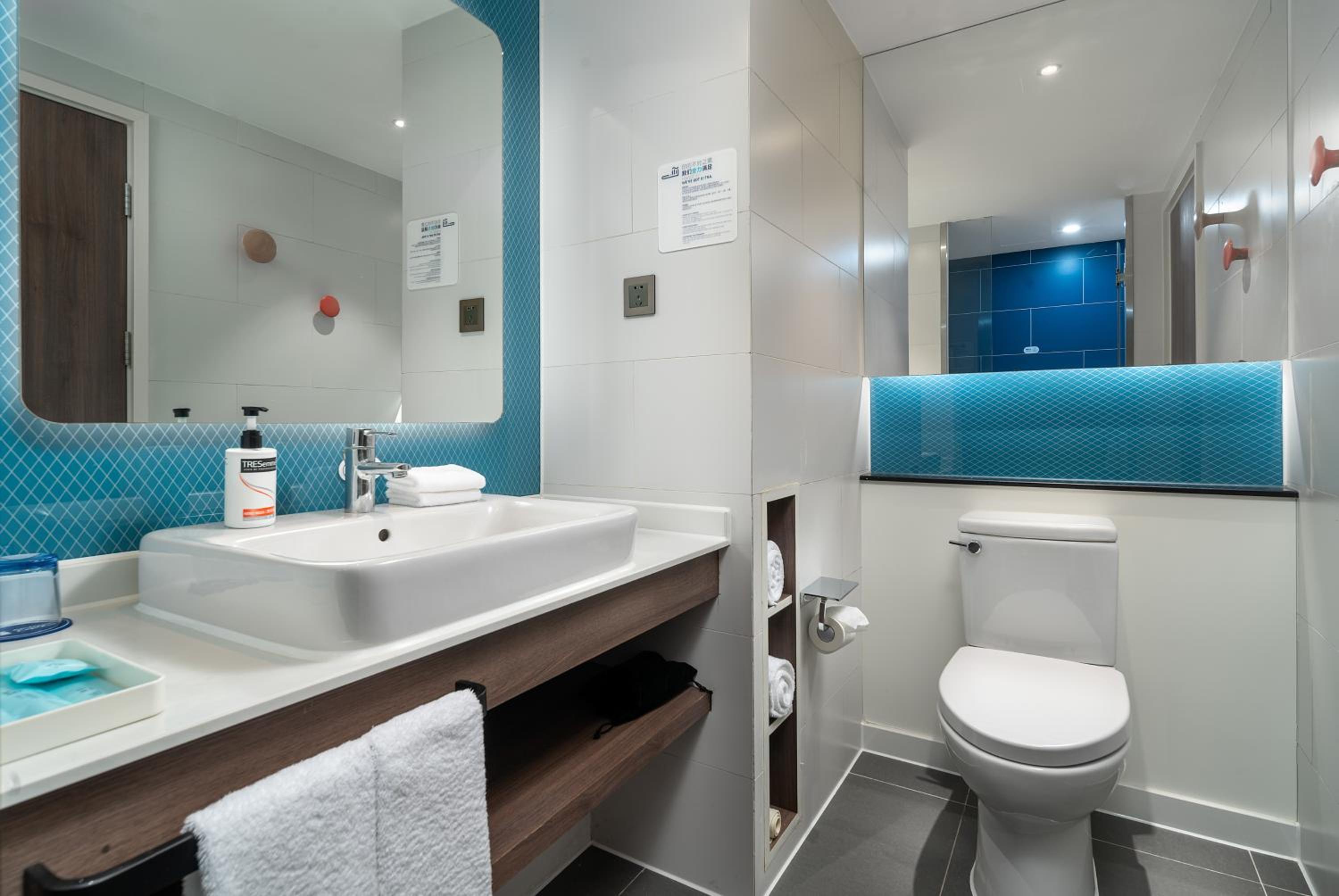 One-Bedroom Suite with City View photo 2