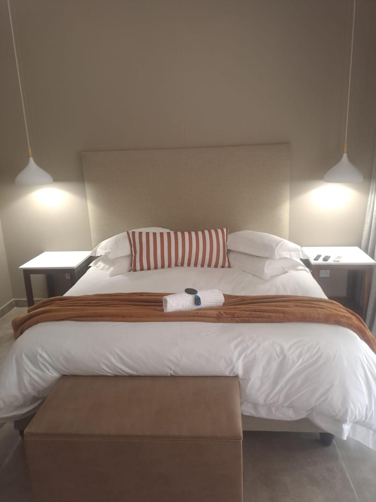 Deluxe King Room - Photo 2