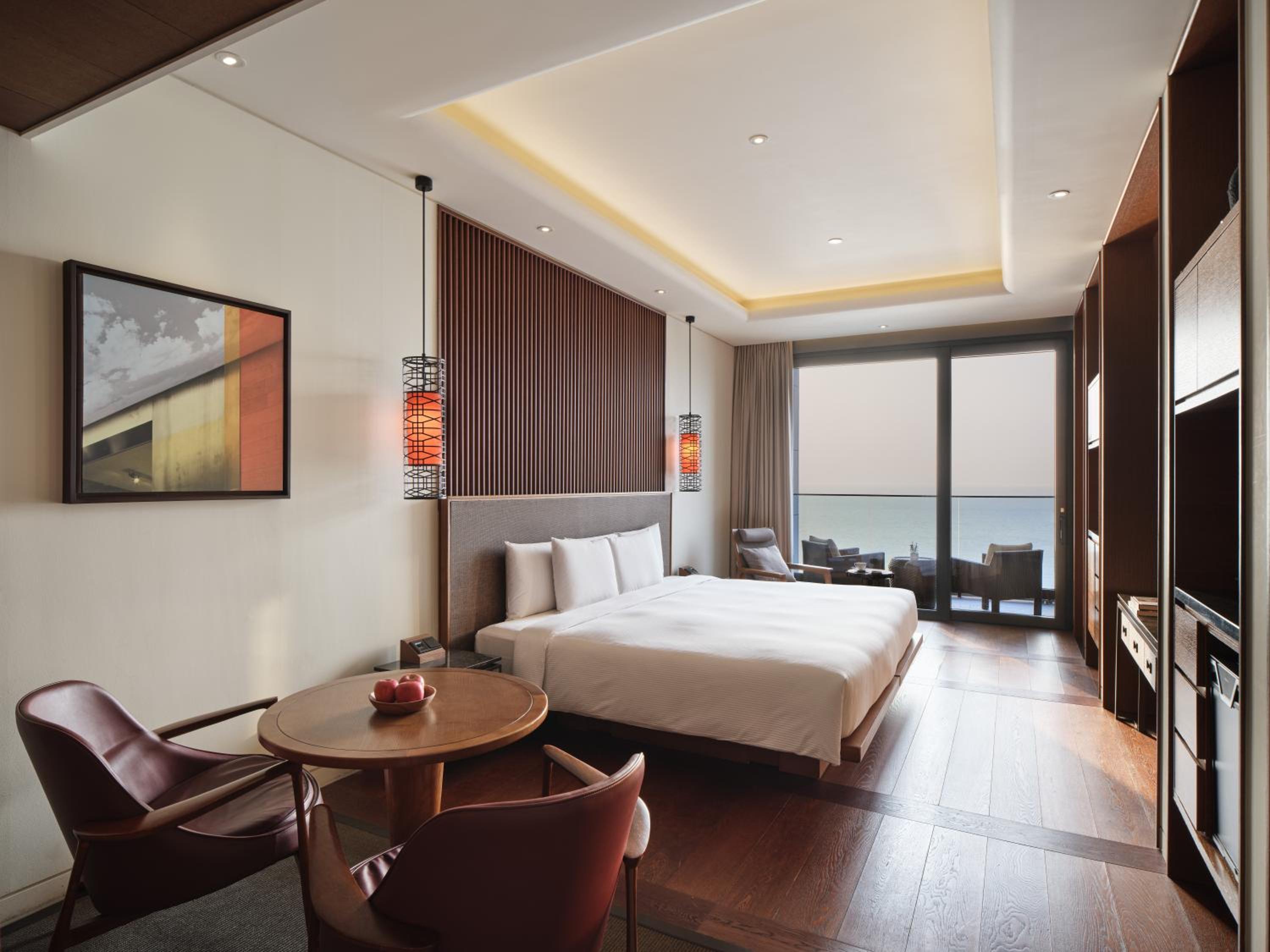 Special Offer - Premium King Room with Ocean View with Breakfast for 2 + additional Free Breakfast for 1 (Total 3 people) 
