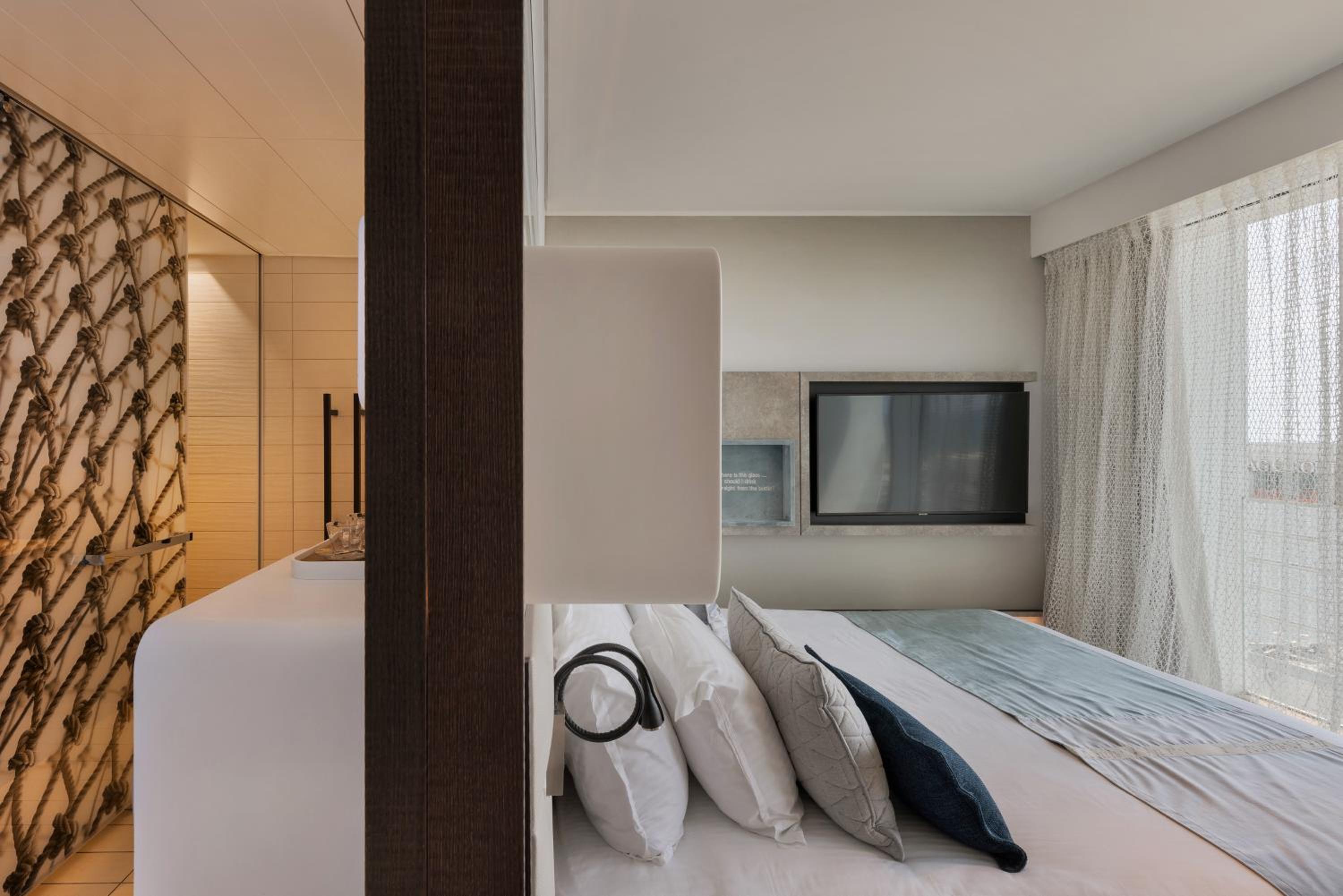Port Deluxe Balcony with Sea View - Photo 23