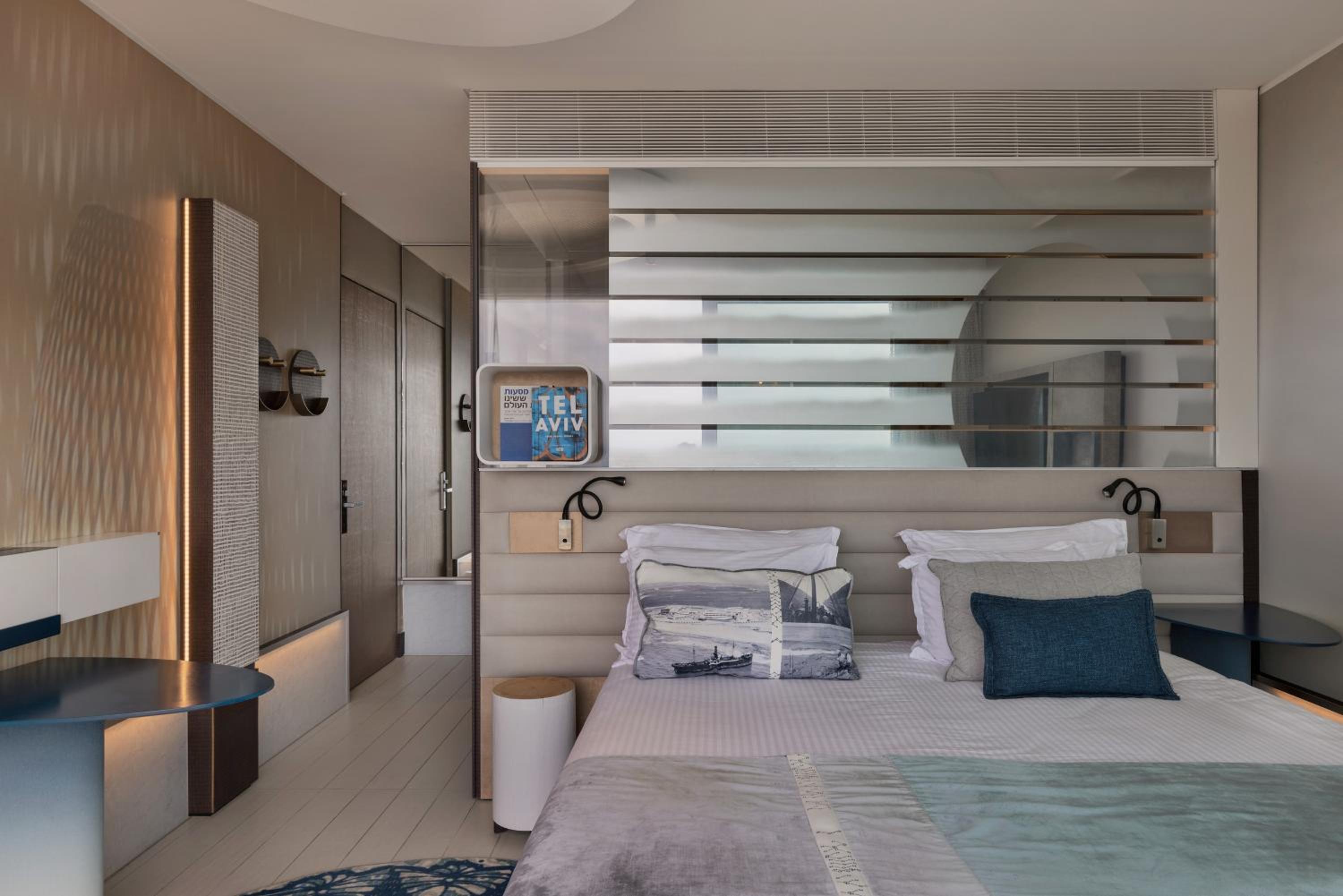 Port Deluxe Balcony with Sea View - Photo 28