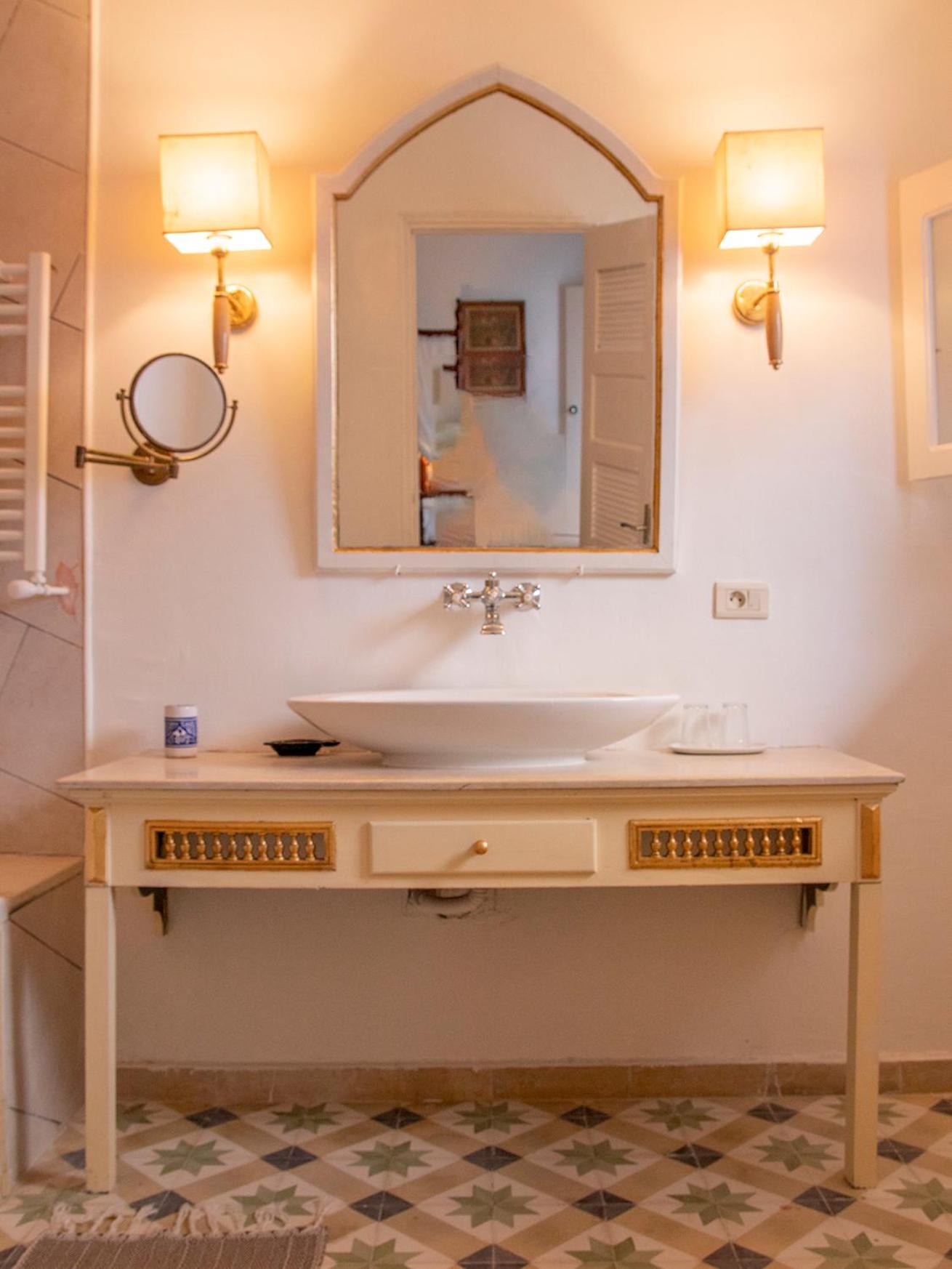 Deluxe Double Room with Bath photo 3