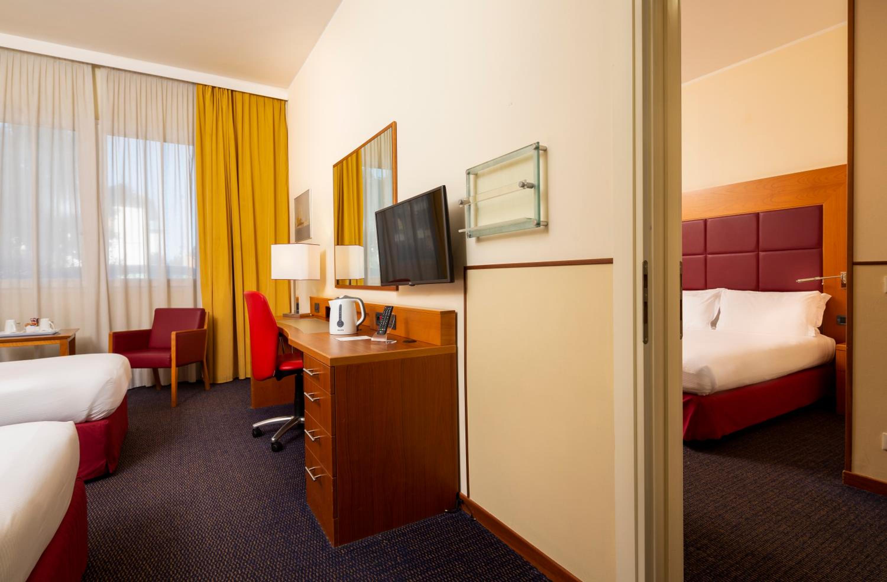 Premium Room with Two Twin and One King Bed - Photo 10