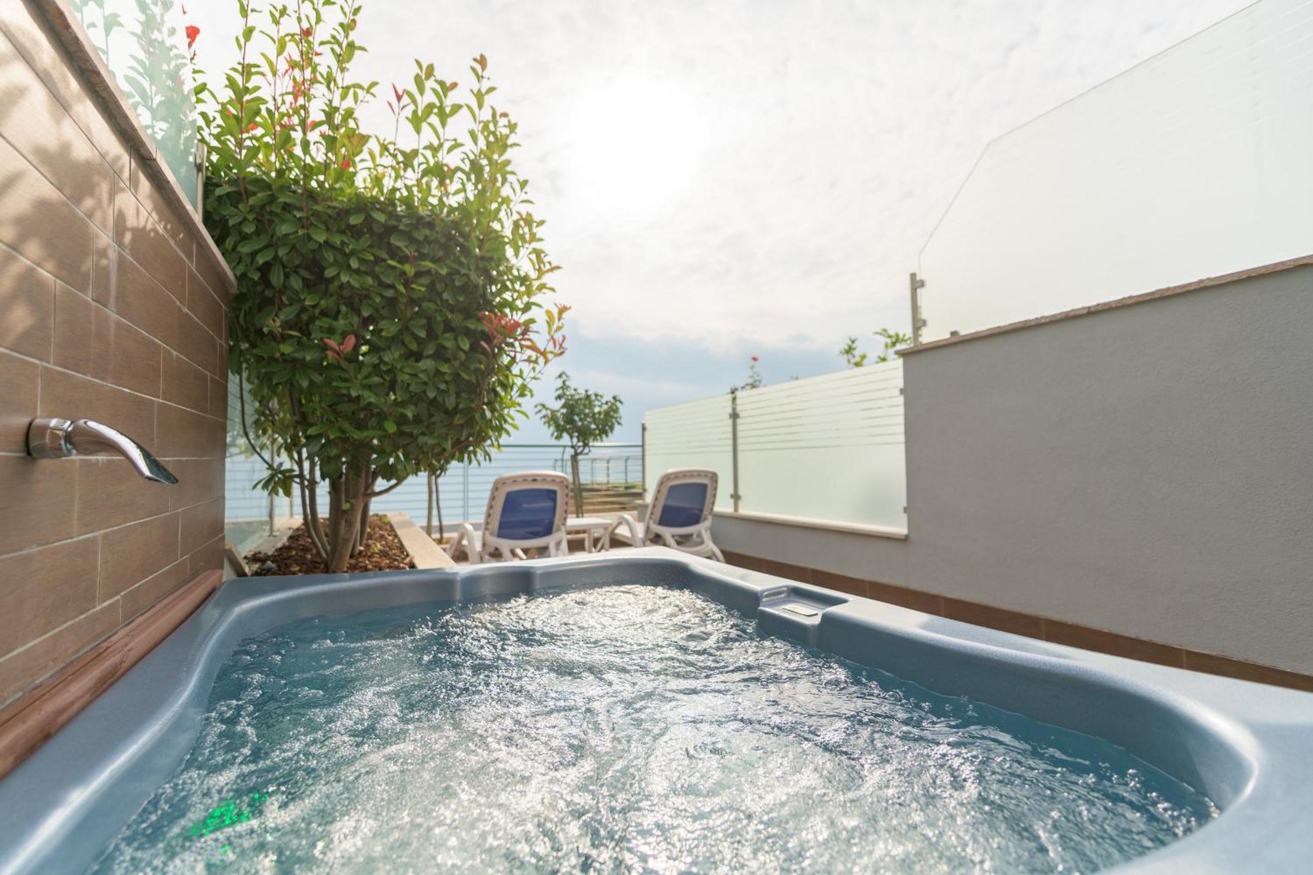 Deluxe Suite with Spa Bath photo 2